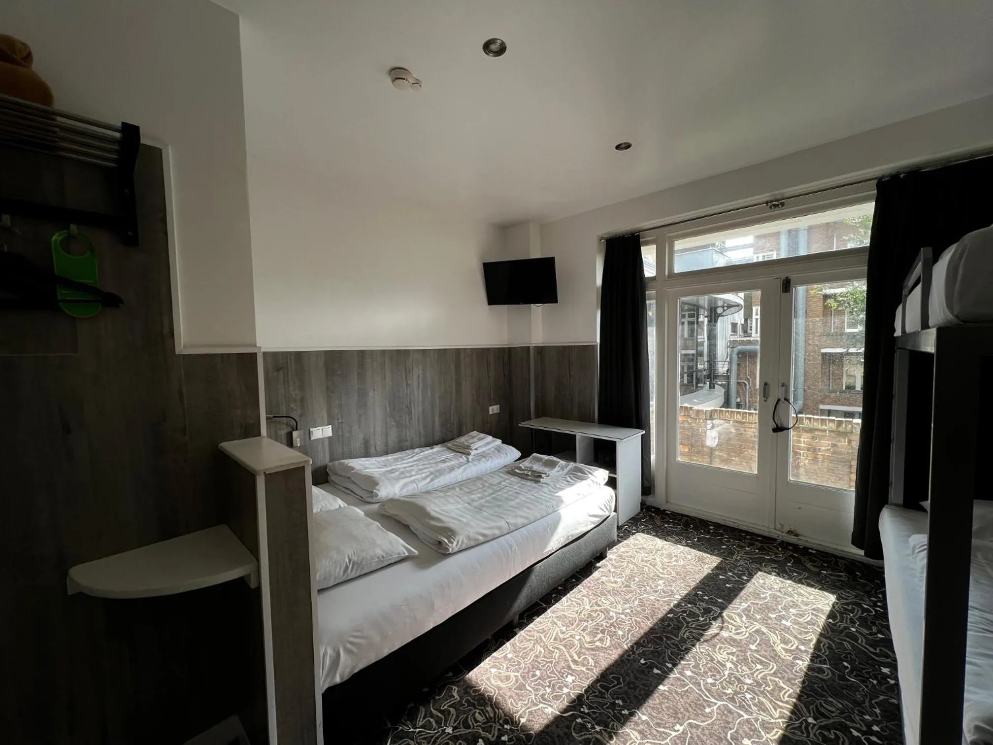 Bedroom, Bed in Budget Trianon Hotel