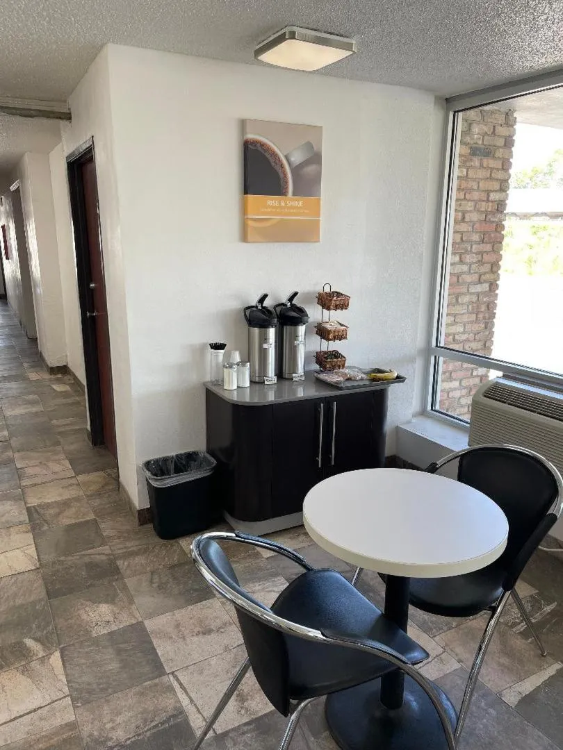 Breakfast in Regal 8 Inn & Suites