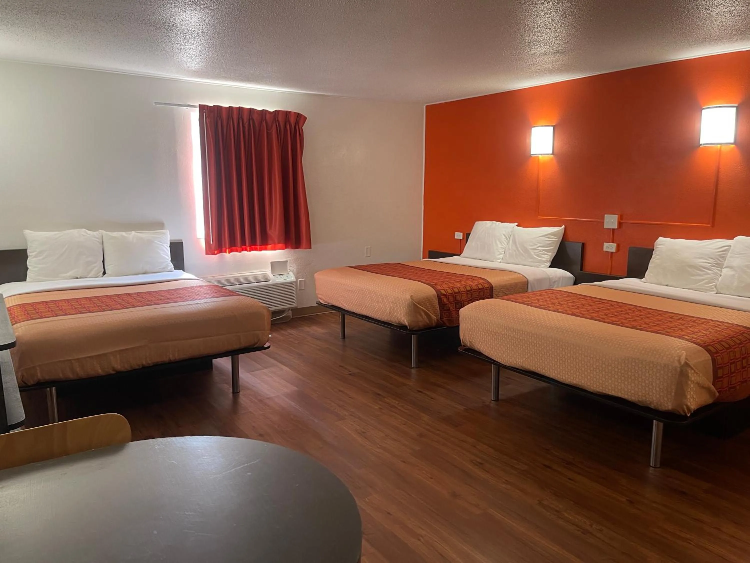 Bed in Regal 8 Inn & Suites