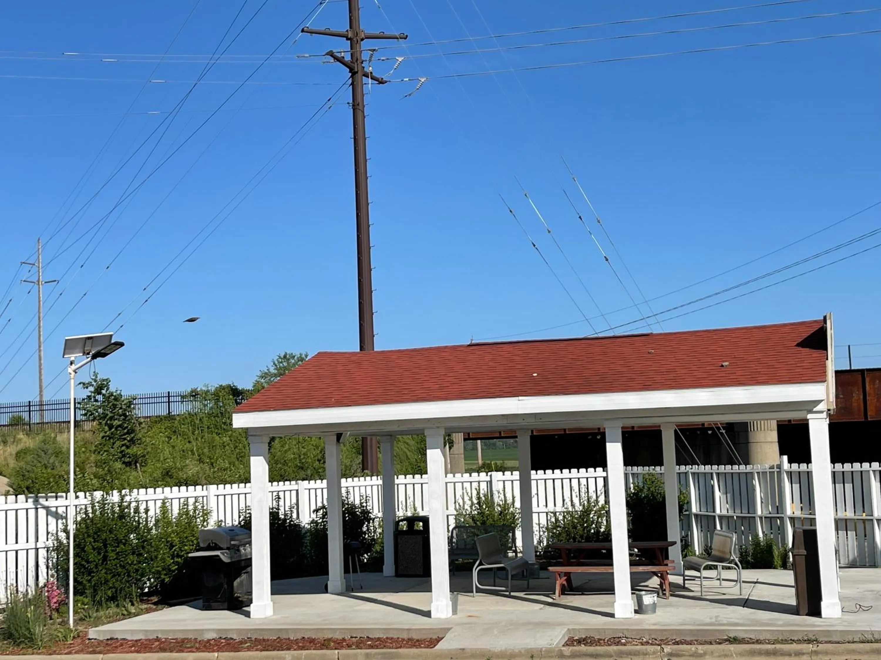 BBQ facilities in Regal 8 Inn & Suites