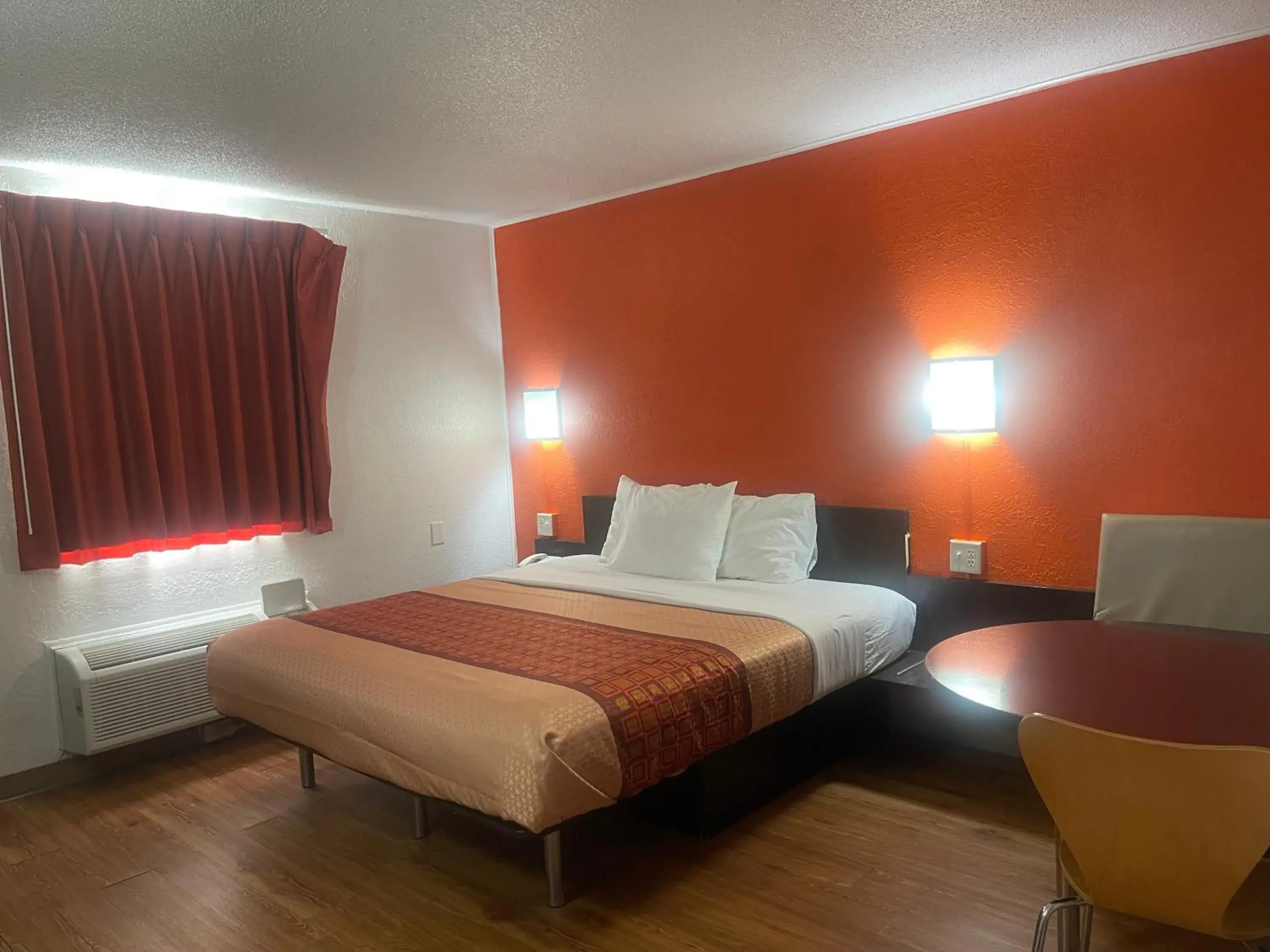 Deluxe King Room in Regal 8 Inn & Suites Deluxe King Room in Regal 8 Inn & Suites