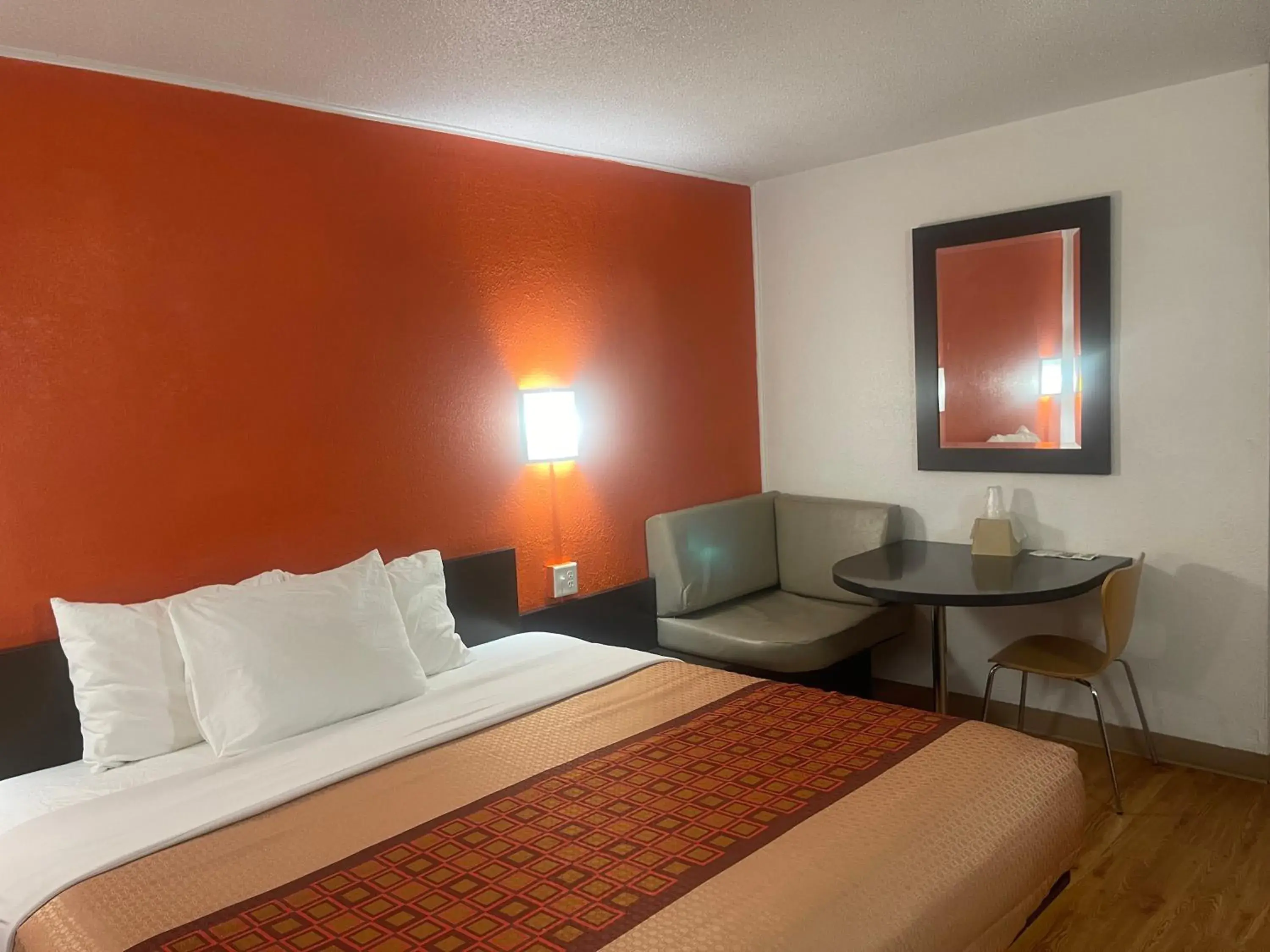 Deluxe King Room in Regal 8 Inn & Suites Deluxe King Room in Regal 8 Inn & Suites