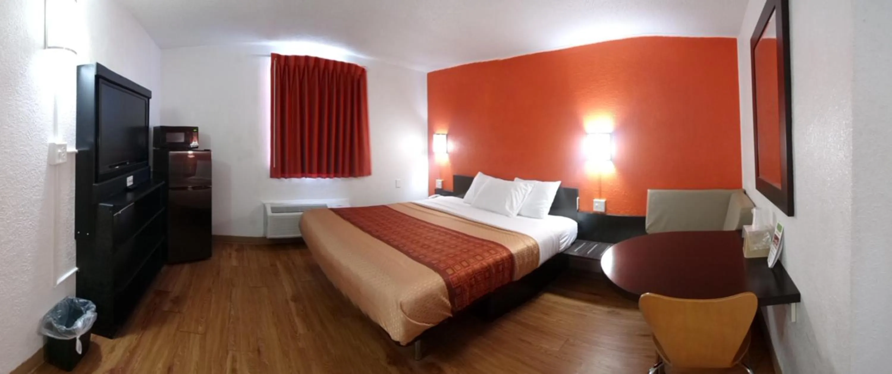 Bed in Regal 8 Inn & Suites