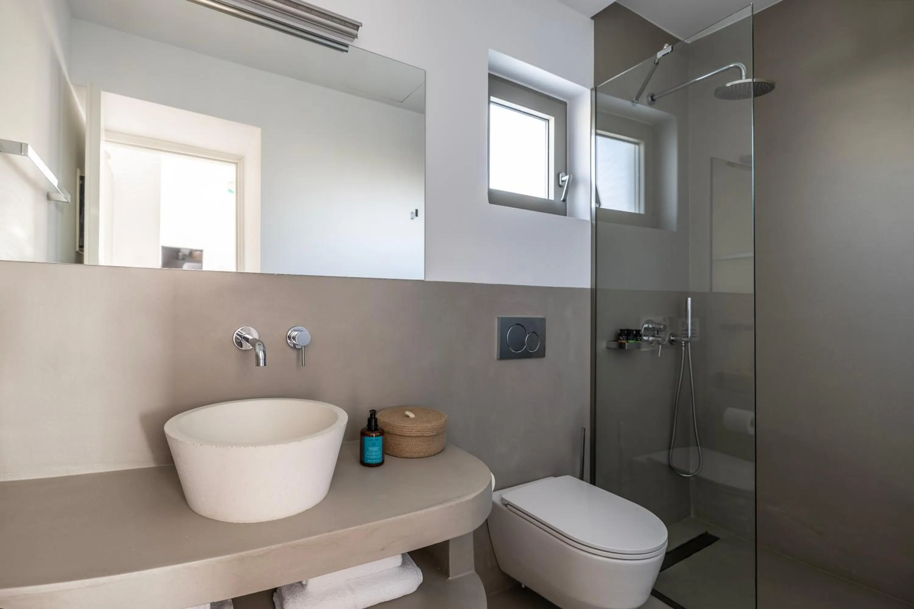 Shower in Korfi de Milo