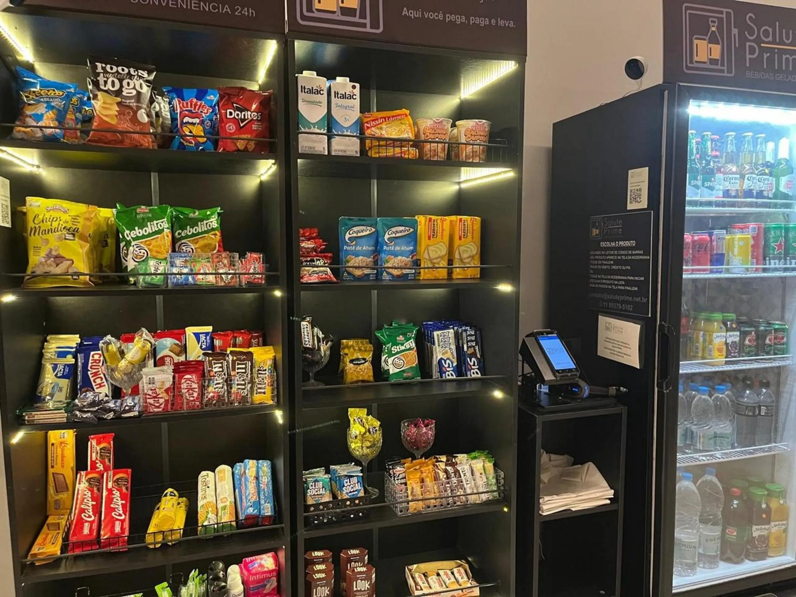 On-site shops in Elegance Suítes Carvalho