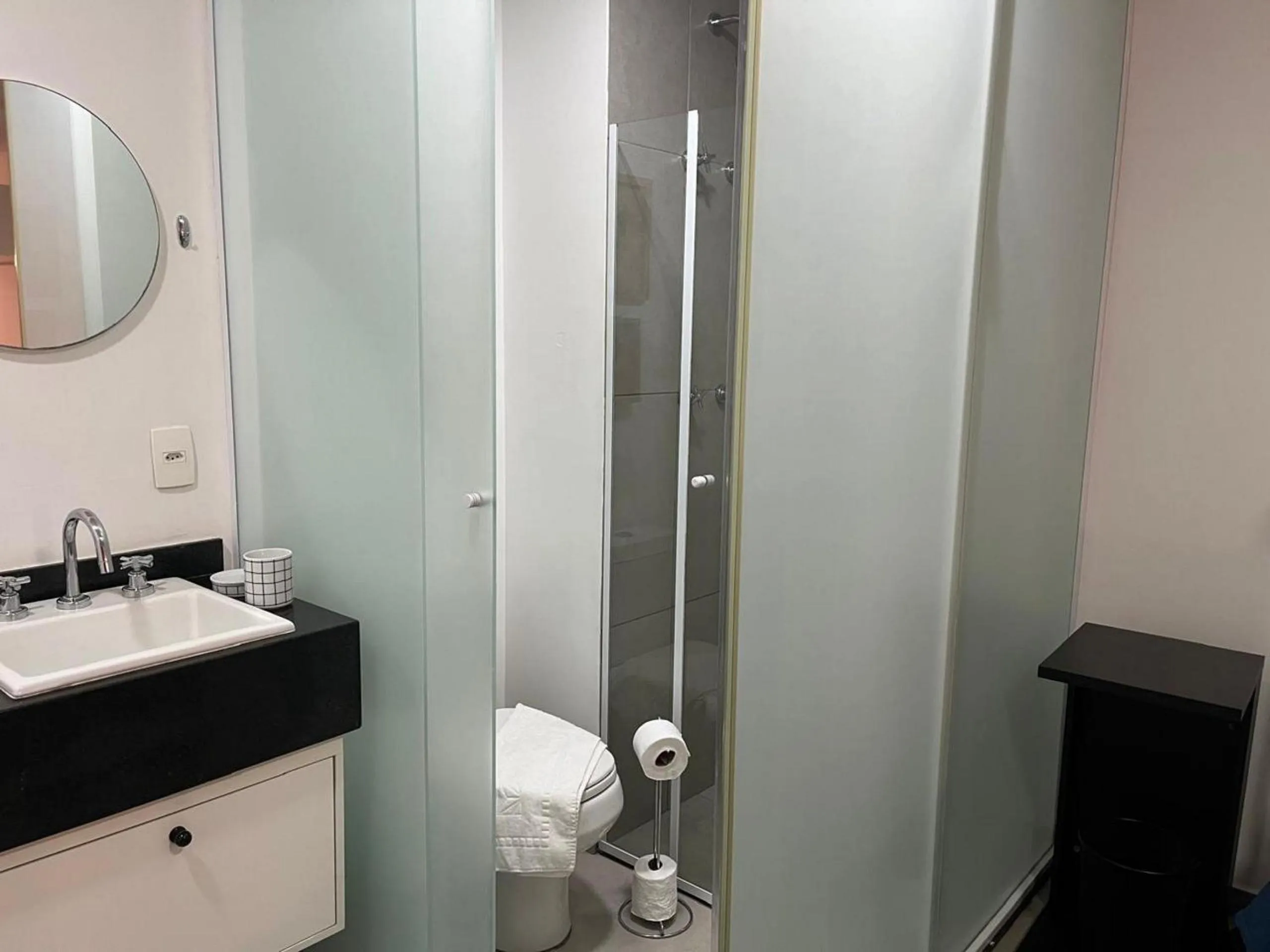 Toilet in Elegance Suítes Carvalho