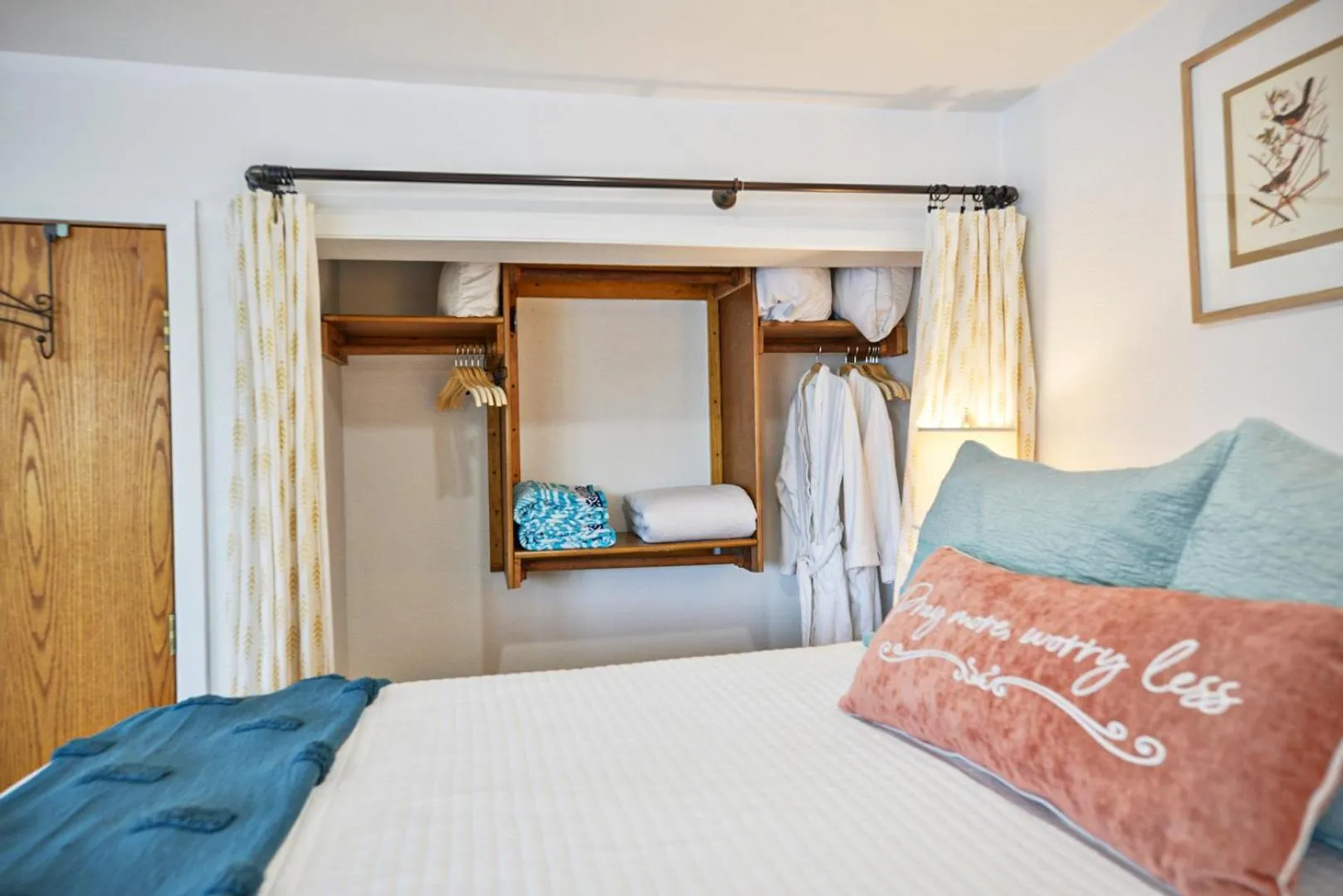 Bedroom, Bed in Lakefront Honeymoon Bay Studio Cottage