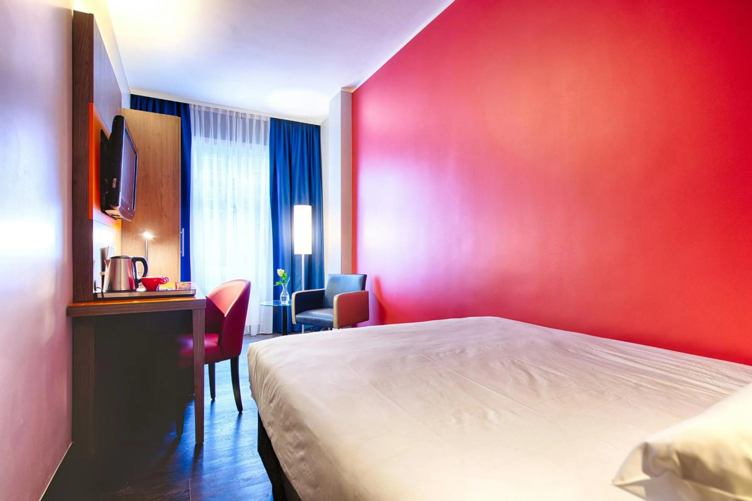 Bedroom, Bed in Leonardo Hotel Amsterdam City Center