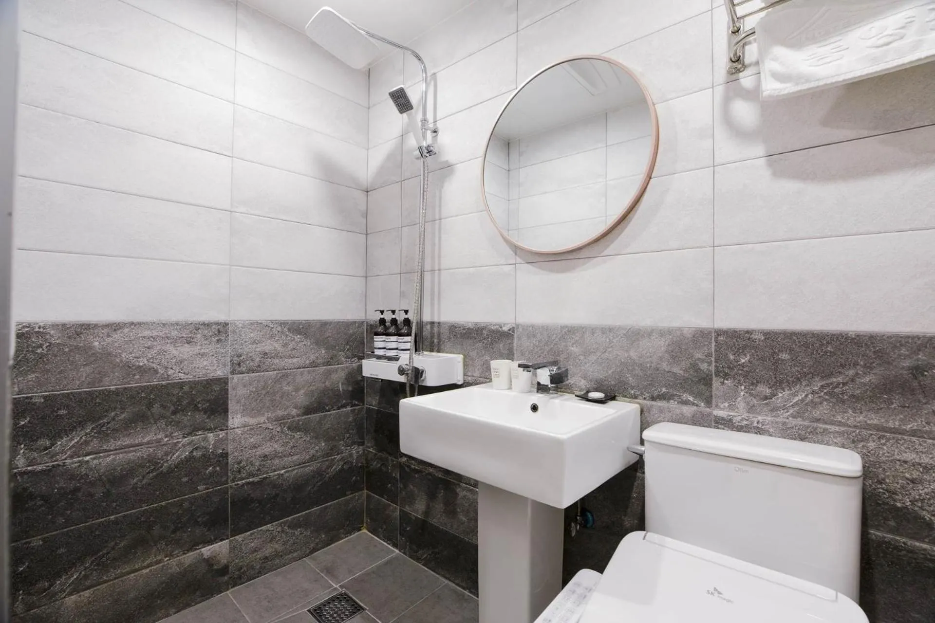 Shower in Hotel dongyangjang Dongdaemun-Jongno