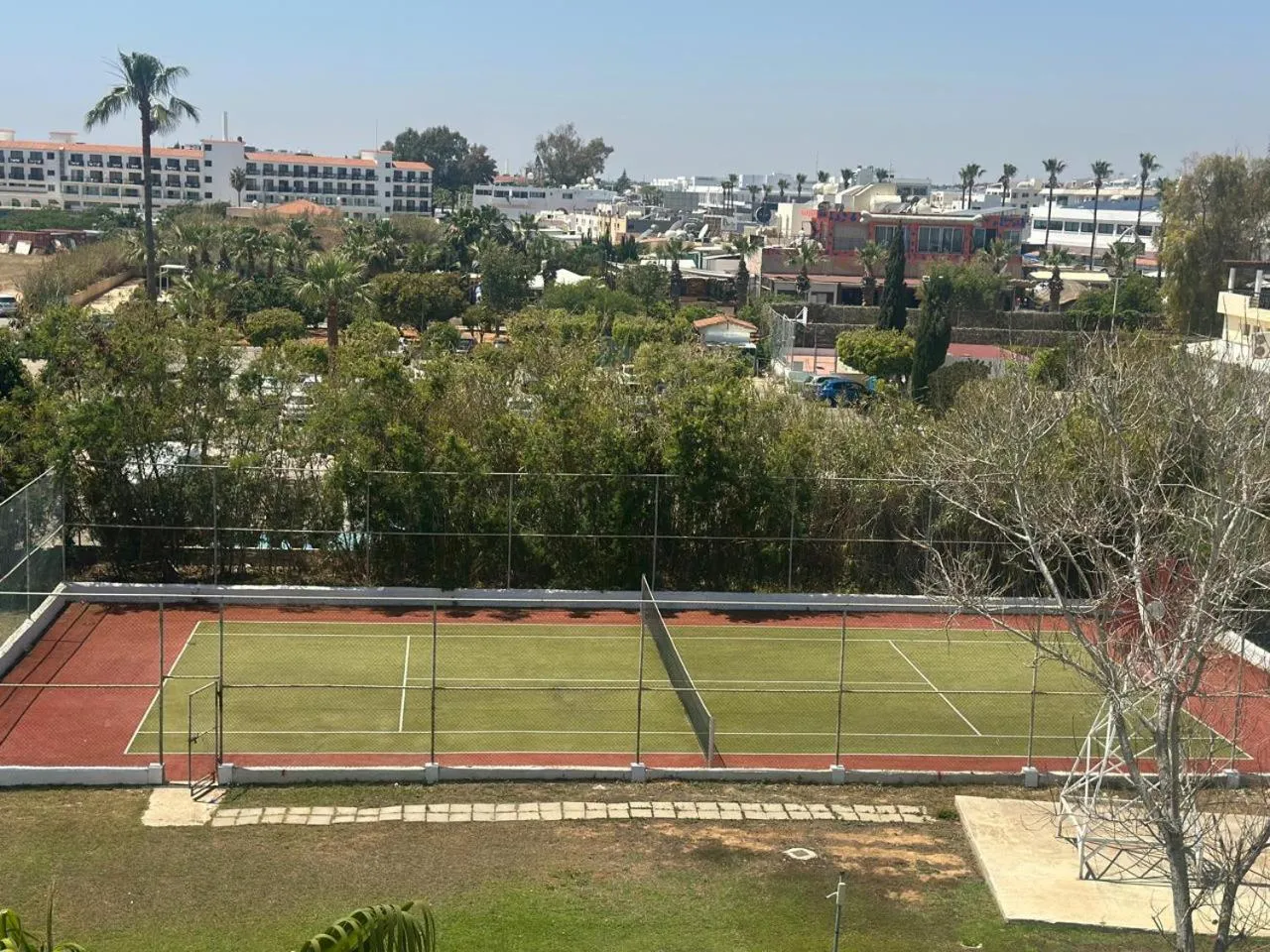 Tennis court in Napa Jay Hotel