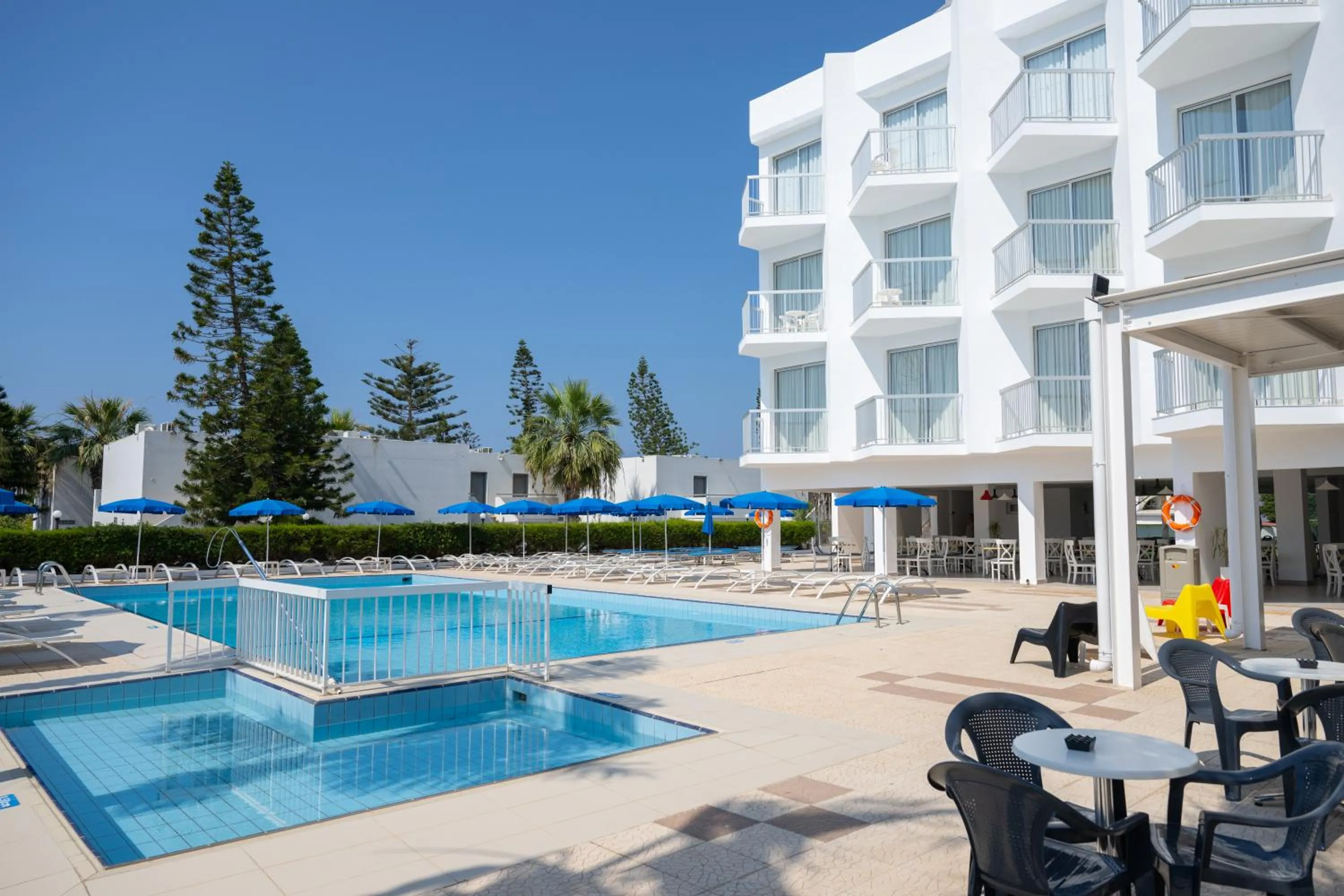 Swimming pool in Napa Jay Hotel