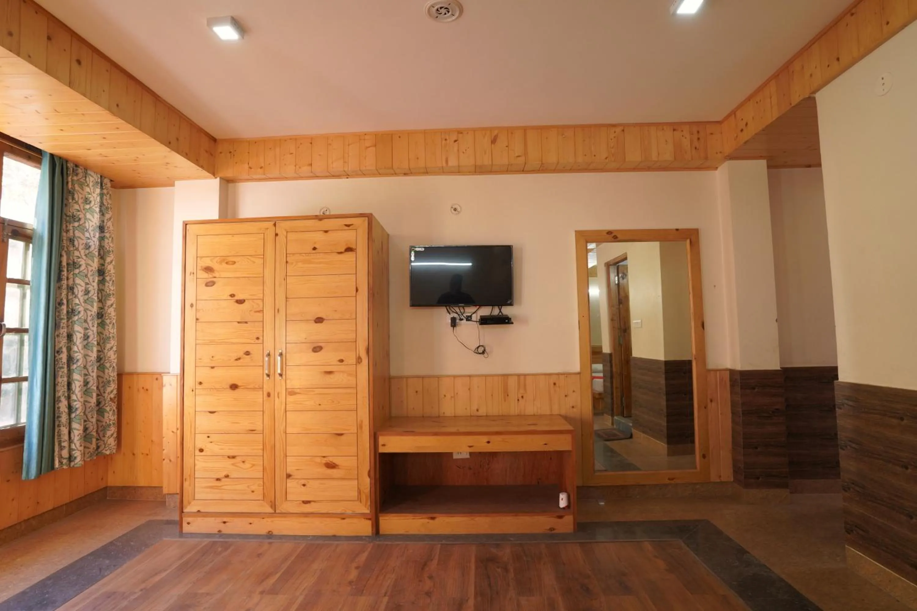 Communal lounge/ TV room in Amar Villa Manali