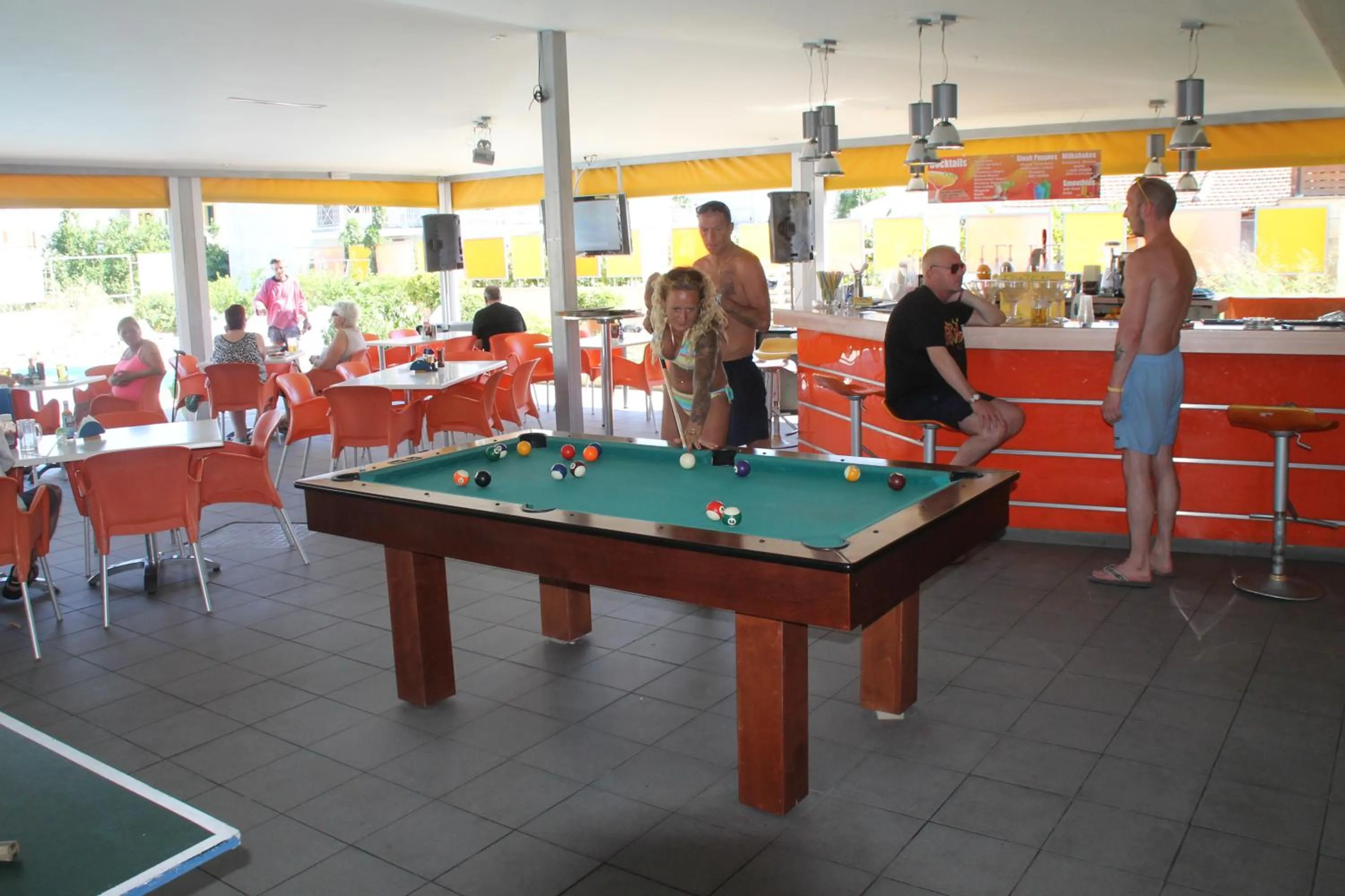 Restaurant/places to eat in Kavos Central