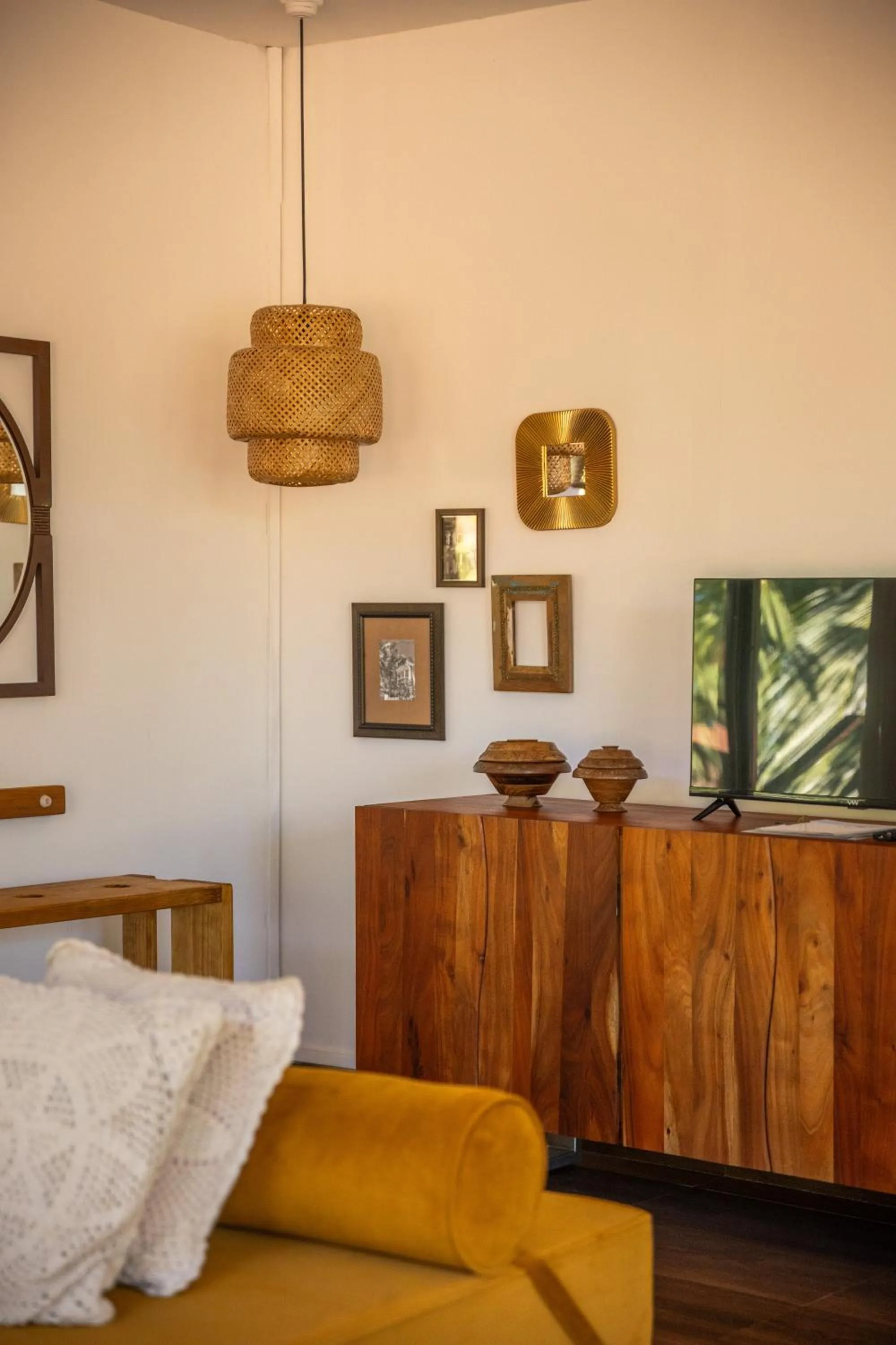 TV and multimedia in Pont Bleu Suites Riverside & Pool