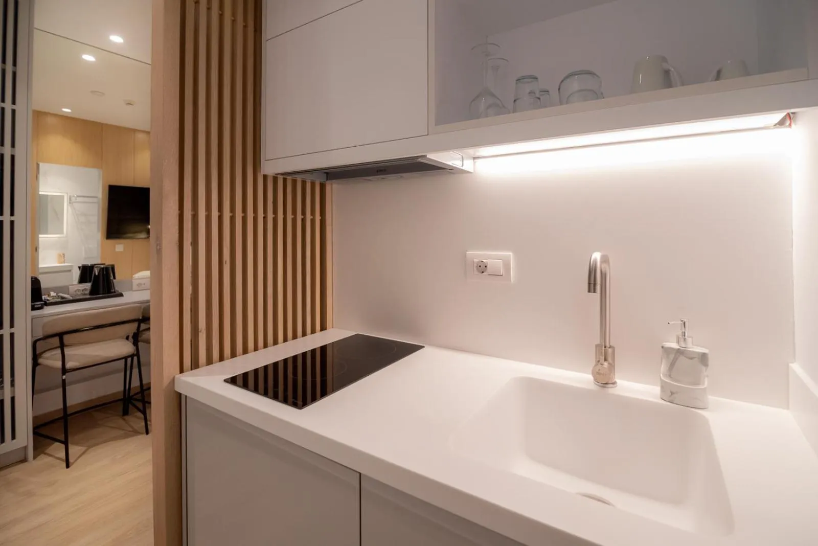 Kitchen or kitchenette in Contessa Bianca Luxury Suites