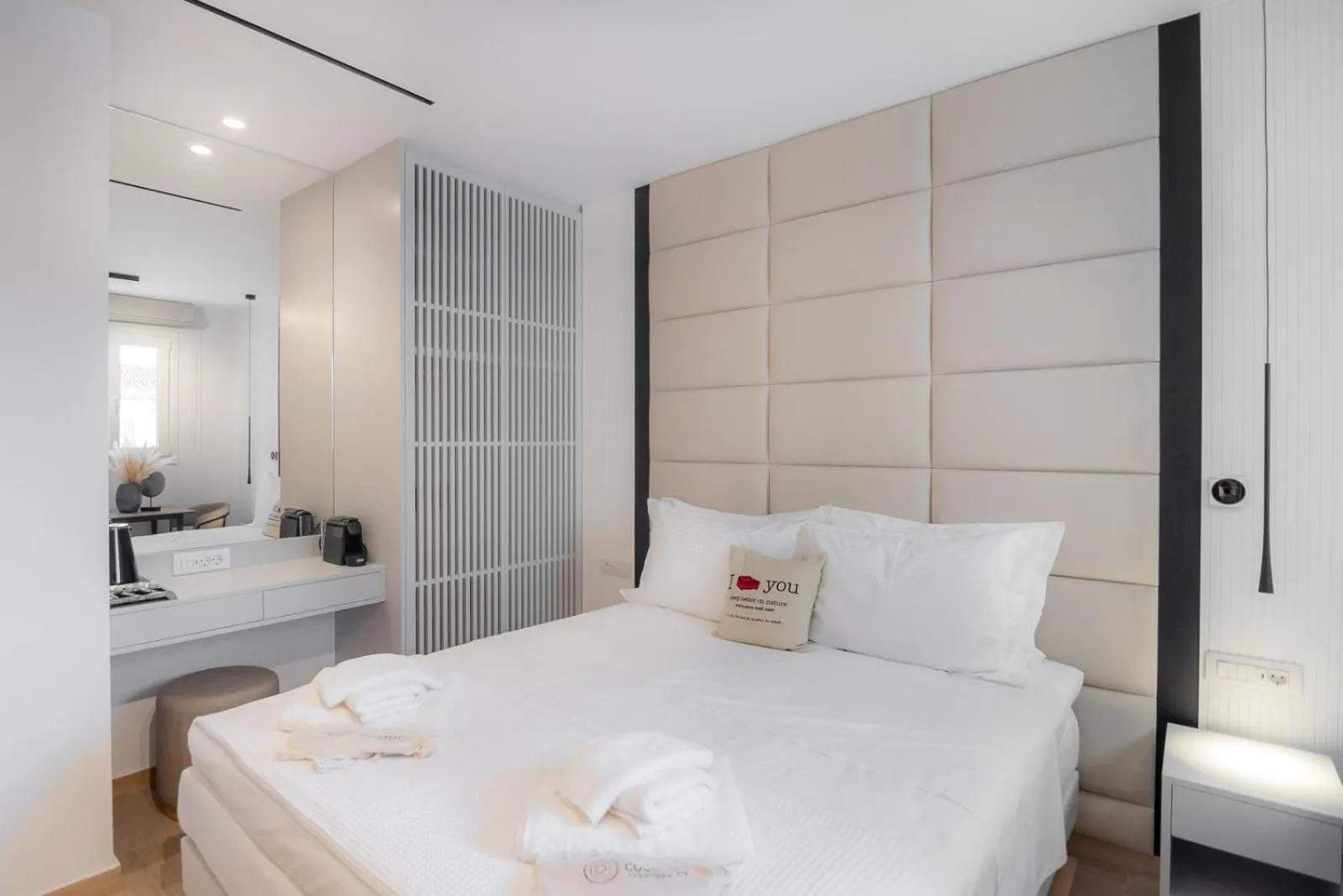 Bed in Contessa Bianca Luxury Suites