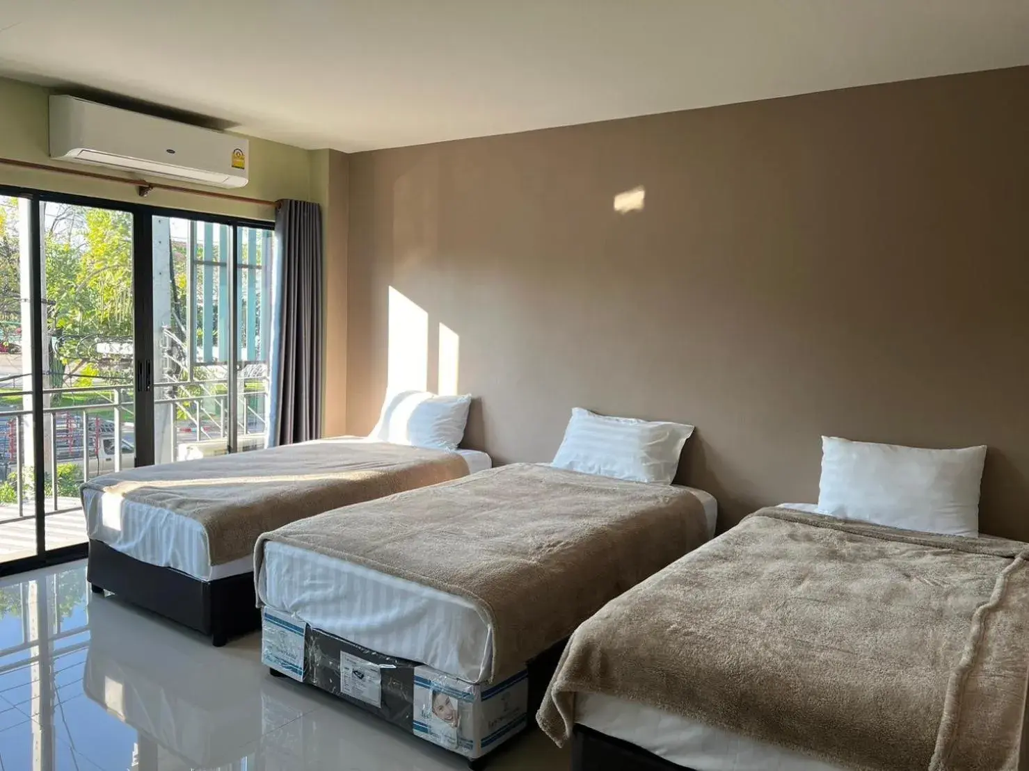 Triple Room with City View in V Tharm Hotel Triple Room with City View in V Tharm Hotel