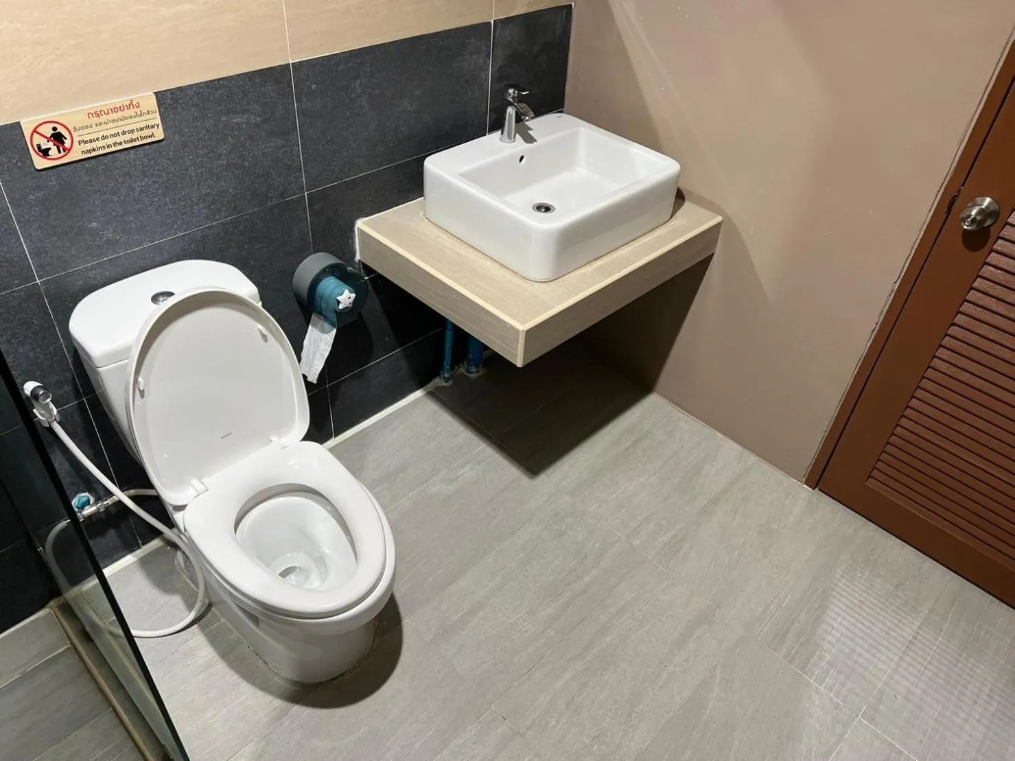 Toilet in V Tharm Hotel