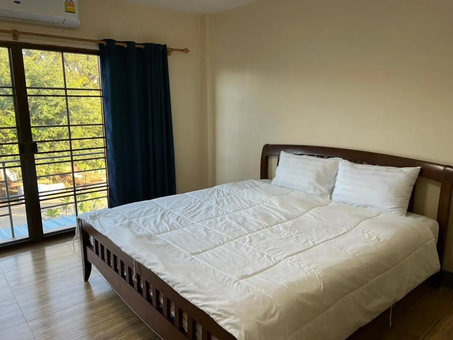 Deluxe Double Room (2 Adults + 1 Child) in V Tharm Hotel Deluxe Double Room (2 Adults + 1 Child) in V Tharm Hotel