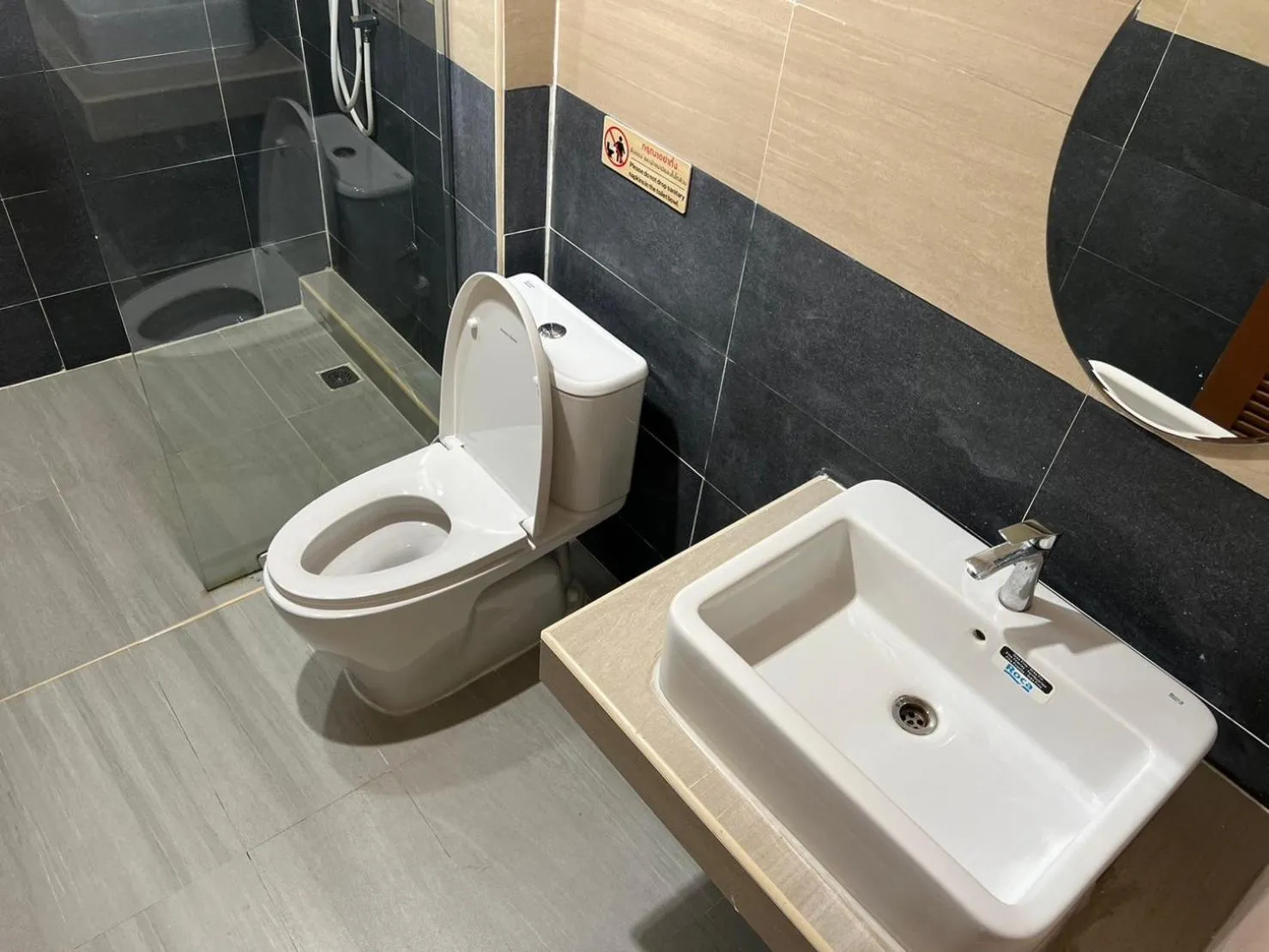 Shower in V Tharm Hotel