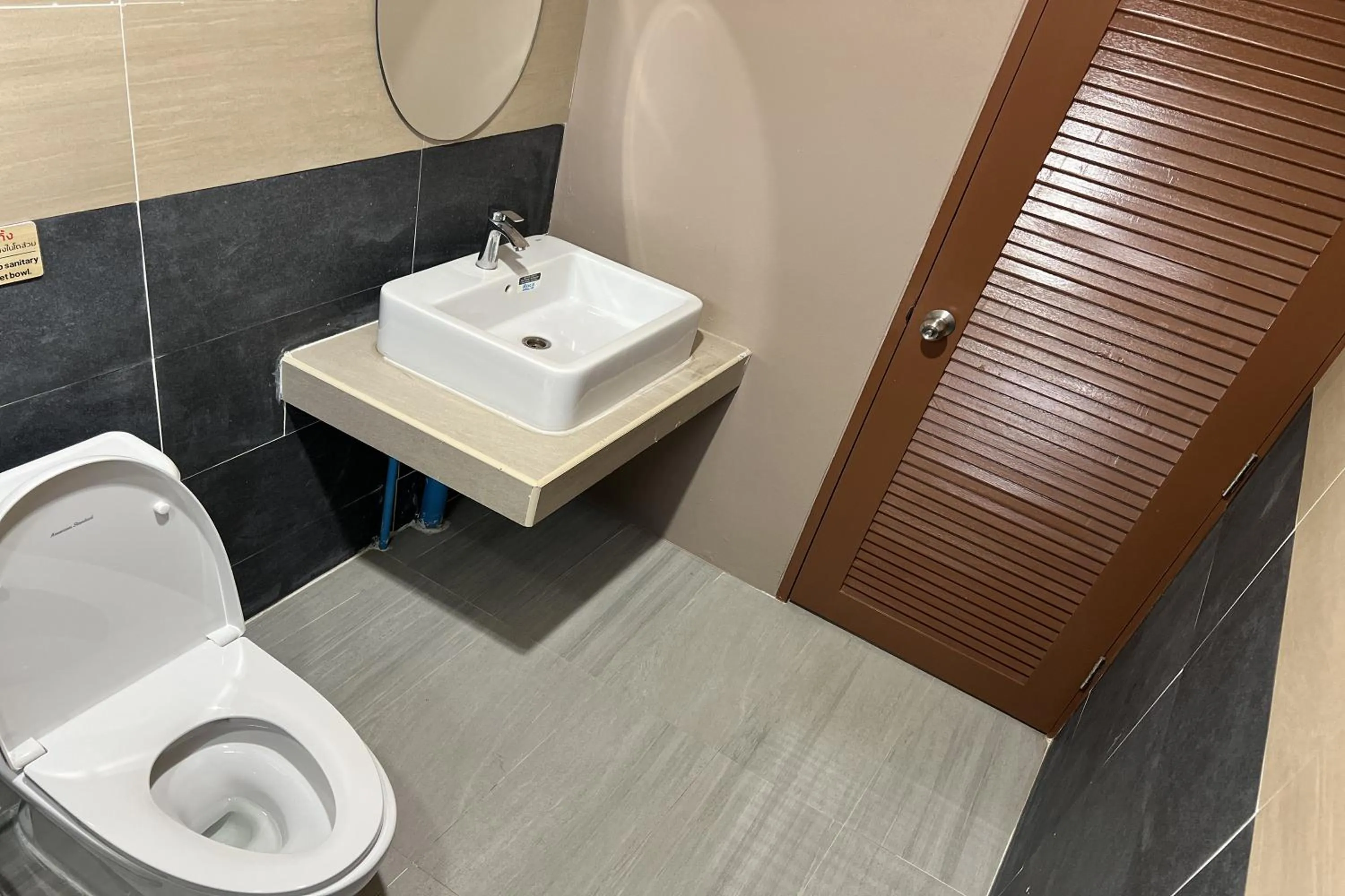 Toilet in V Tharm Hotel