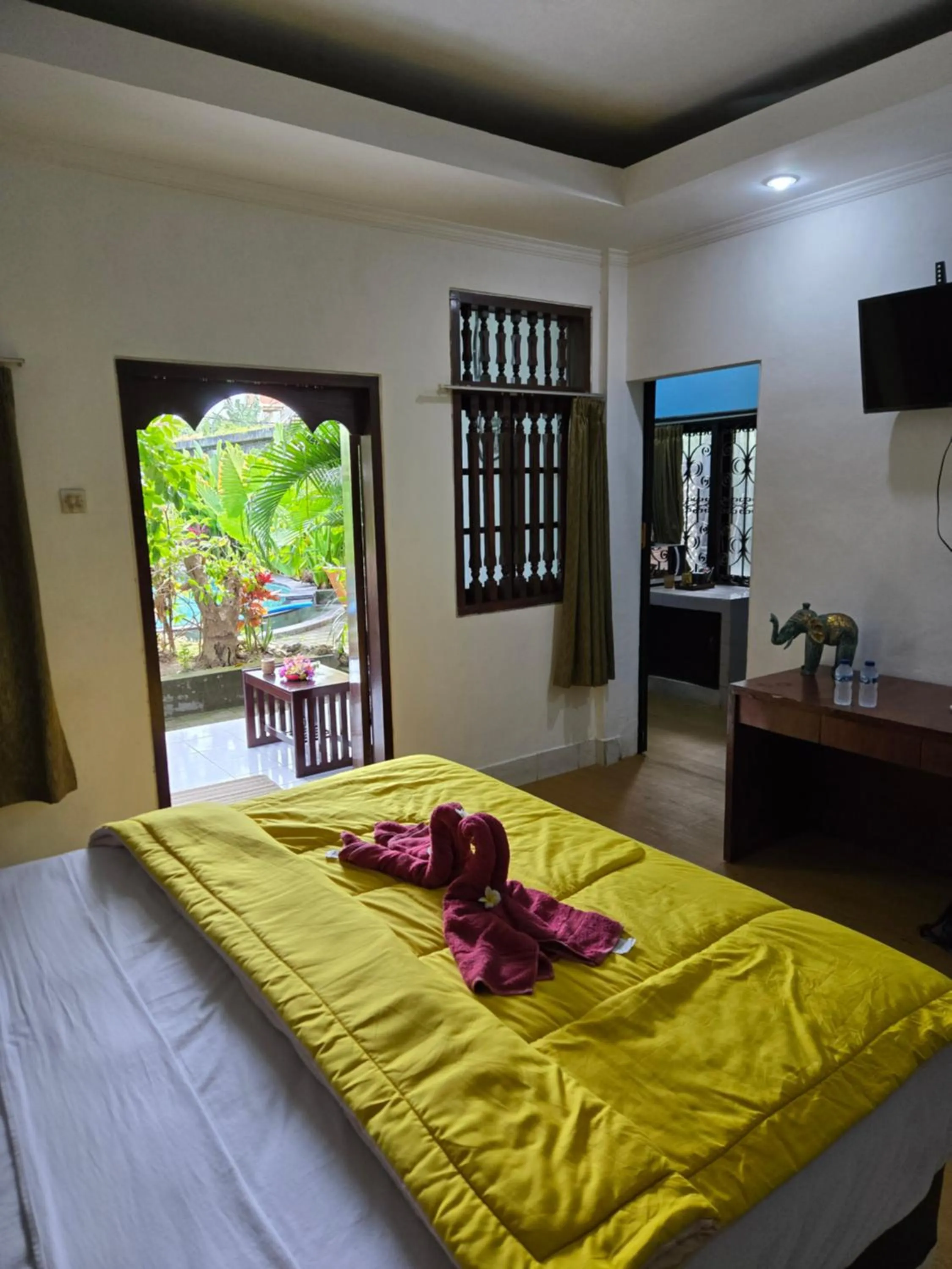 View (from property/room), Bed in Berlian Inn Kuta Beach
