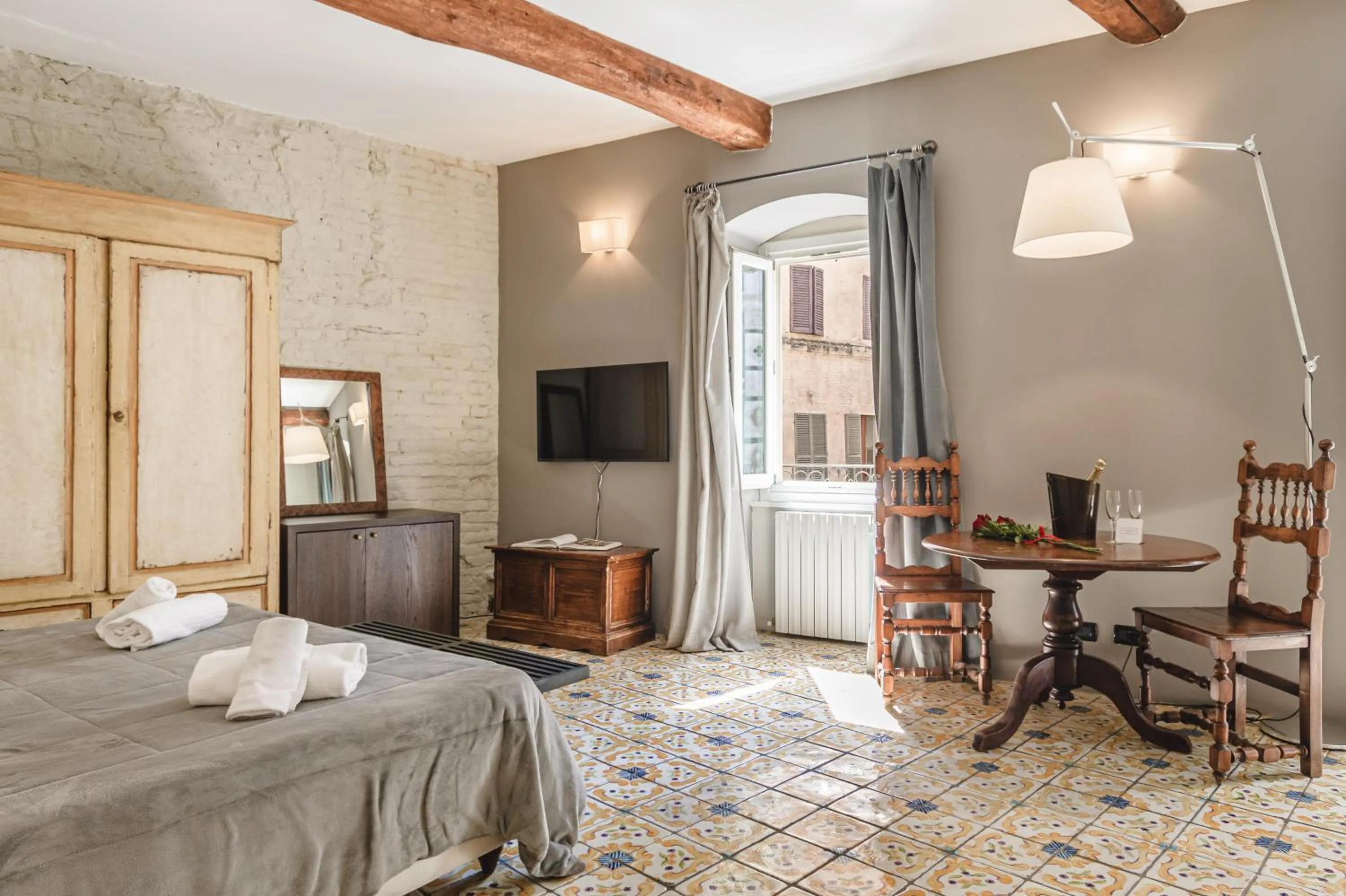 Photo of the whole room, Bed in Il Battistero Siena Residenza d'Epoca