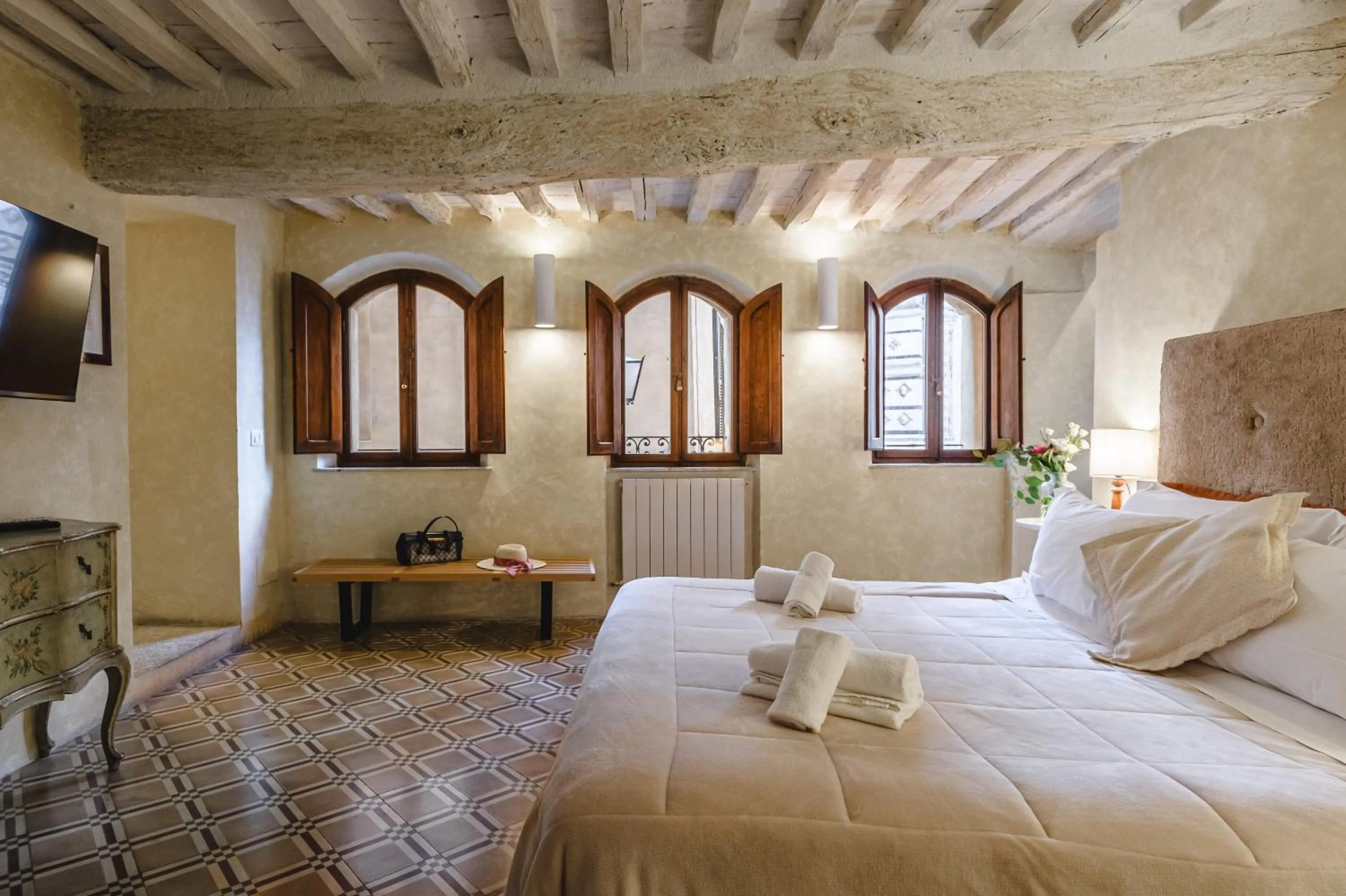 Photo of the whole room, Bed in Il Battistero Siena Residenza d'Epoca