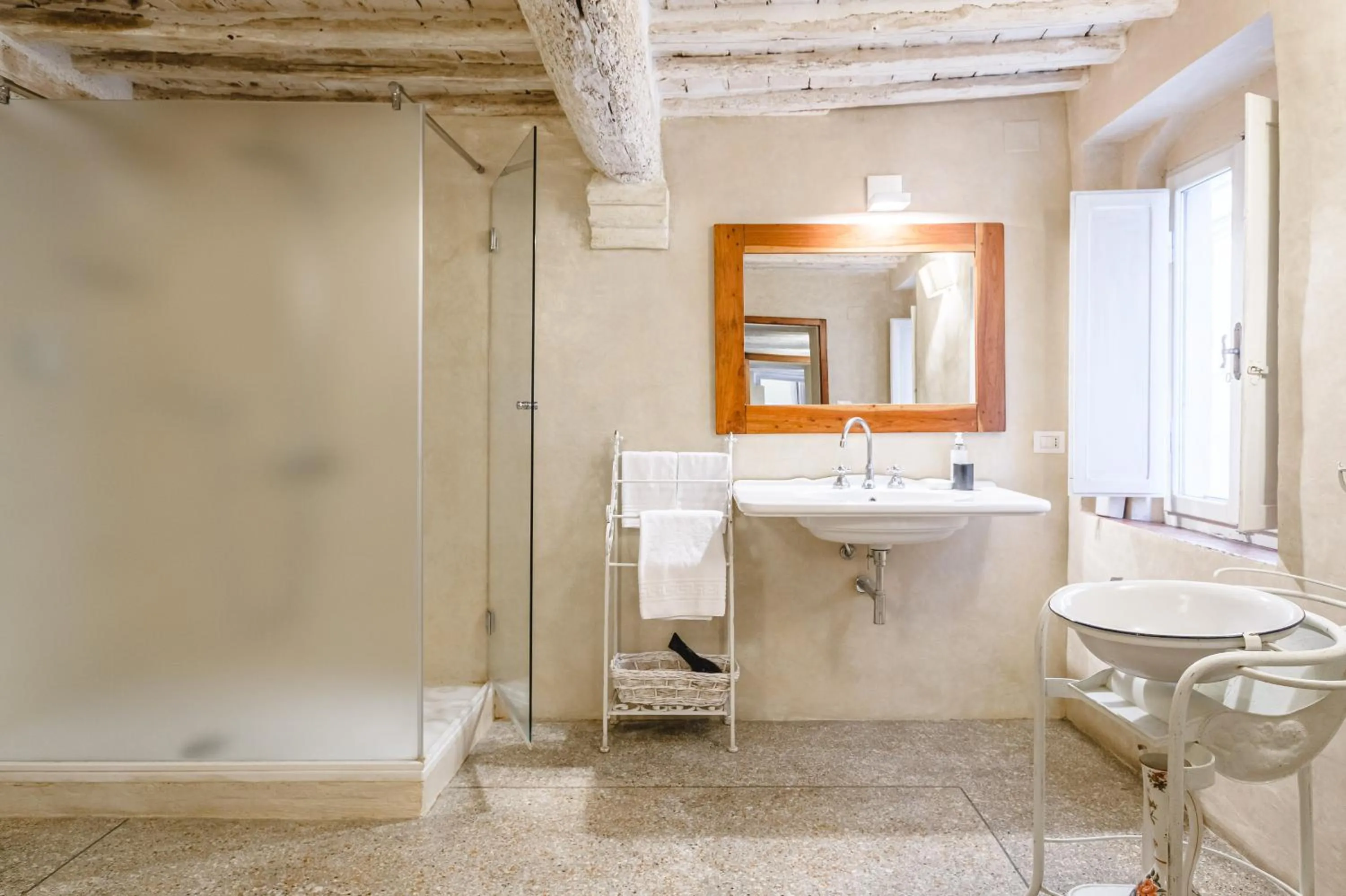 Shower in Il Battistero Siena Residenza d'Epoca