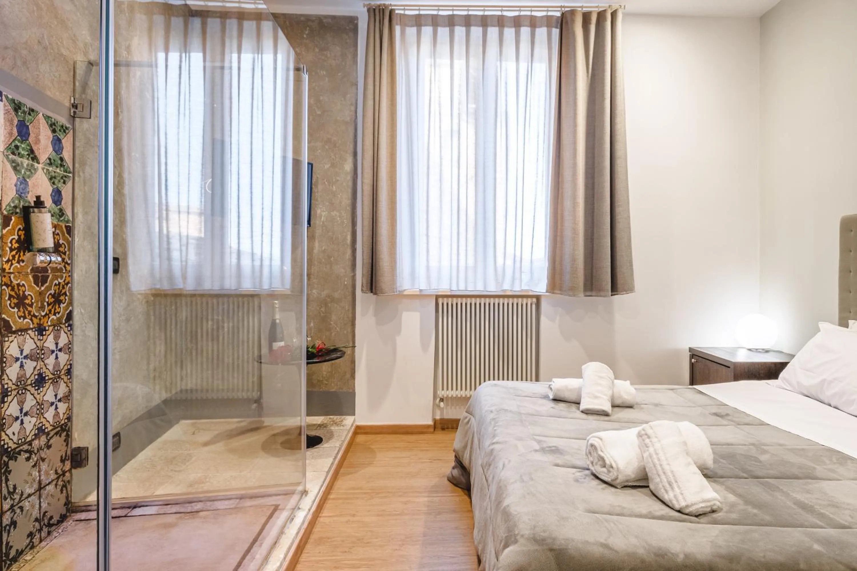 Shower, Bed in Il Battistero Siena Residenza d'Epoca