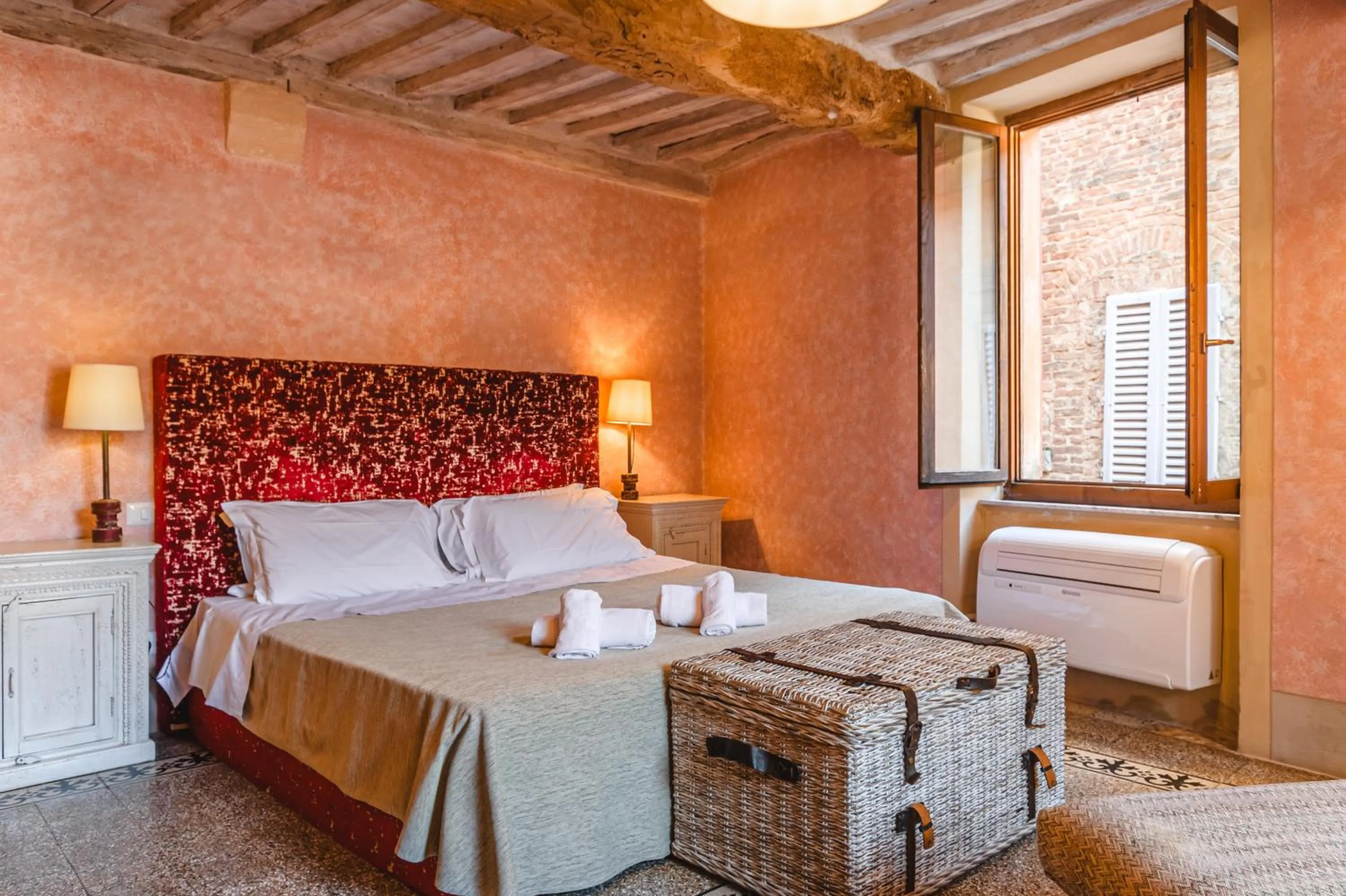 Photo of the whole room, Bed in Il Battistero Siena Residenza d'Epoca