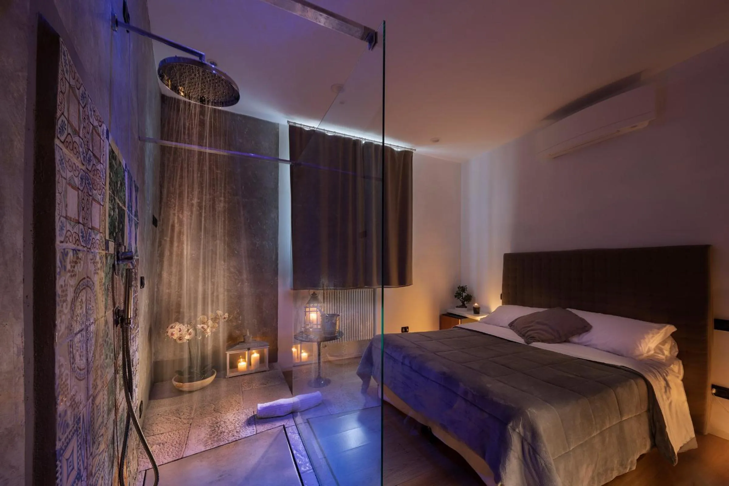 Shower, Bed in Il Battistero Siena Residenza d'Epoca