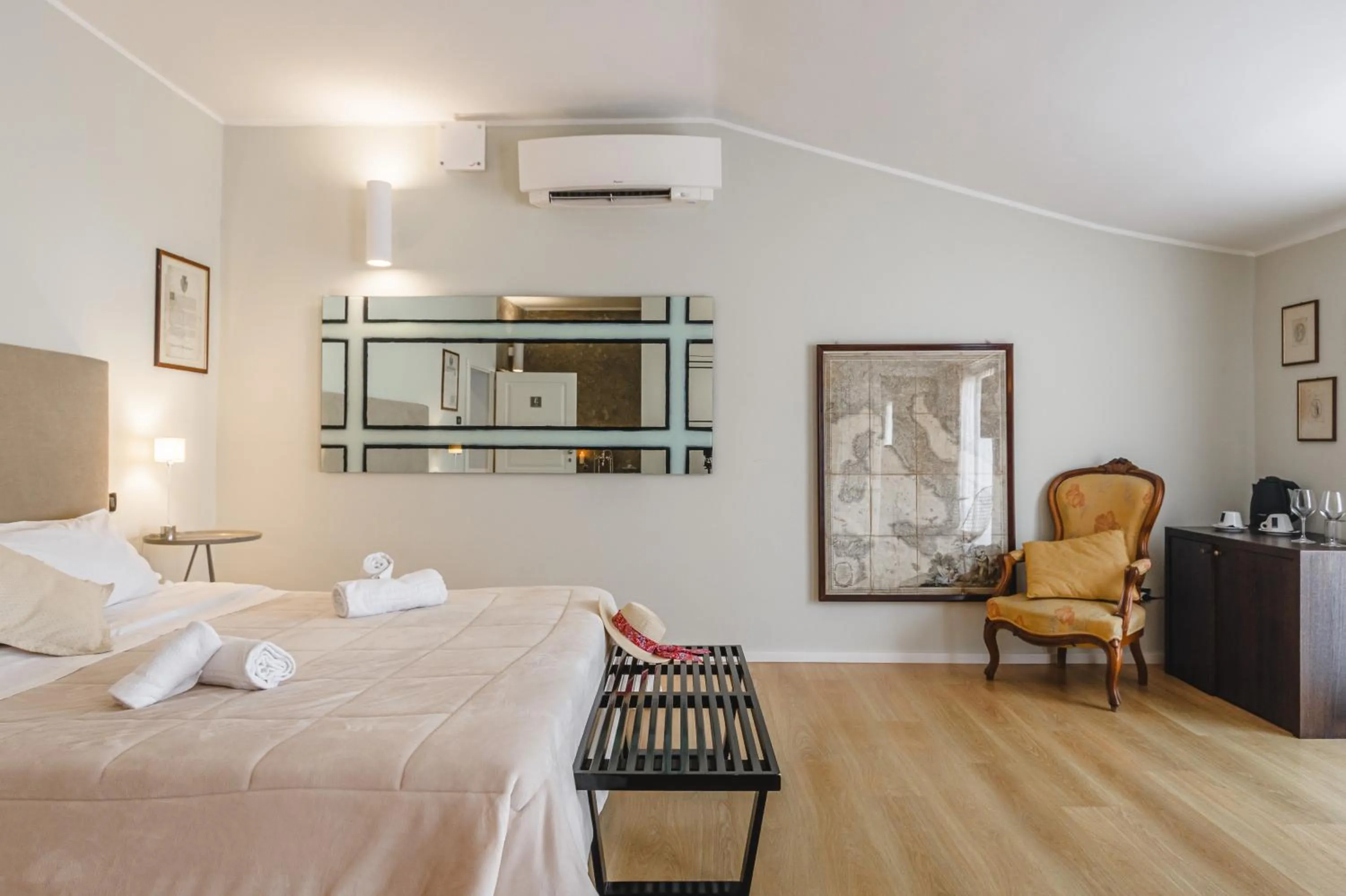 Photo of the whole room, Bed in Il Battistero Siena Residenza d'Epoca