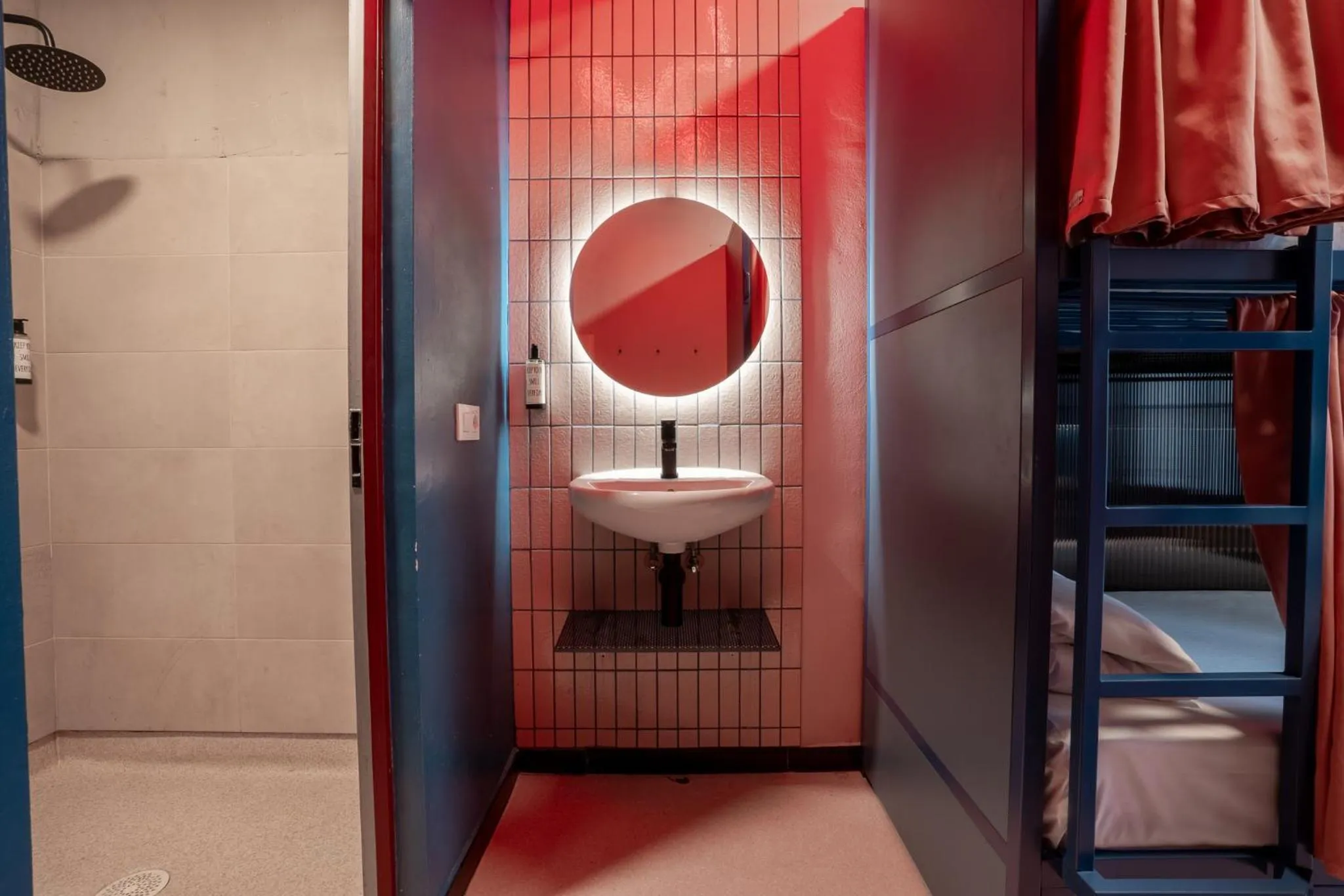 Bathroom, Bed in Ideal Youth Hostel