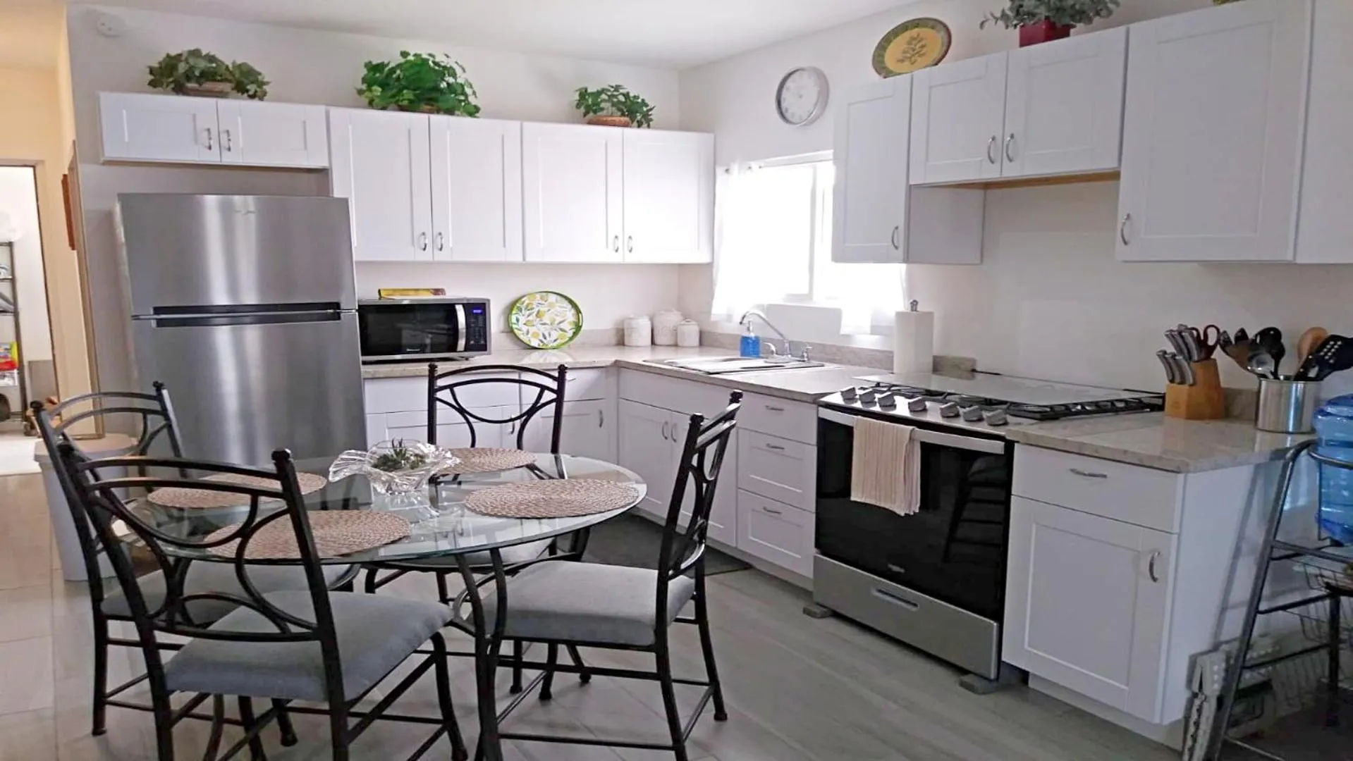 Kitchen or kitchenette in Brand New Sedona House by Kivoya