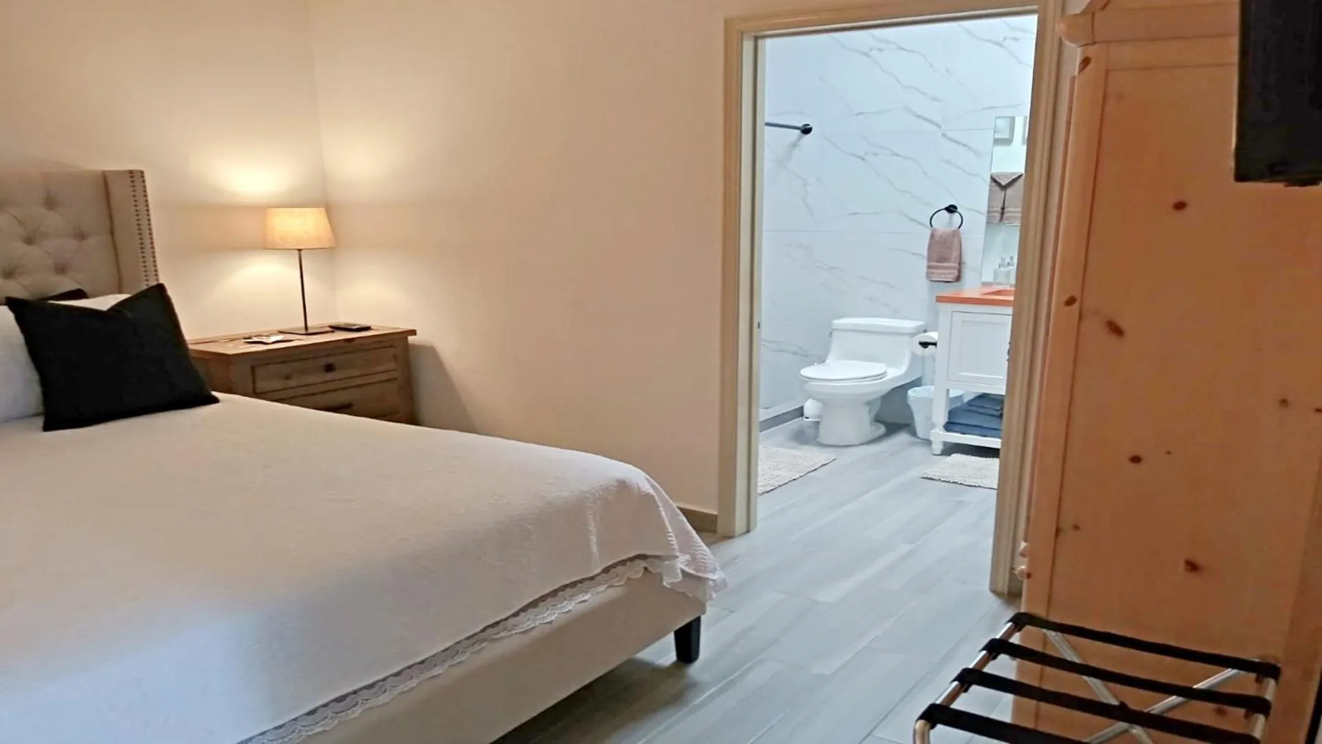 Photo of the whole room, Bed in Brand New Sedona House by Kivoya