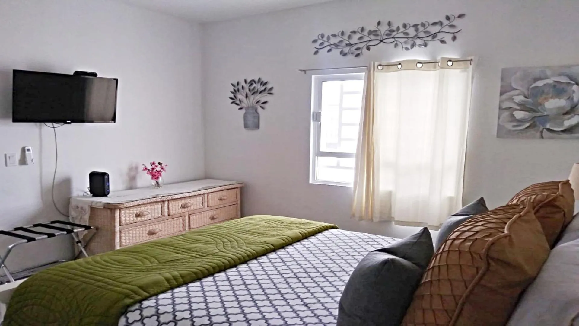 Photo of the whole room, Bed in Brand New Sedona House by Kivoya