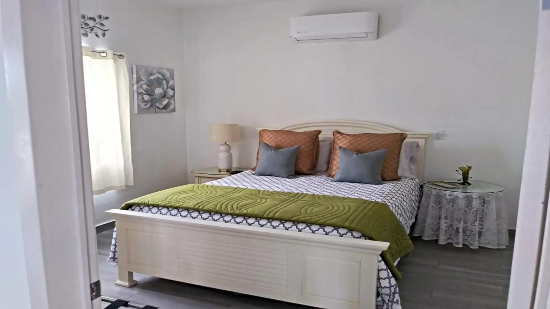 Photo of the whole room, Bed in Brand New Sedona House by Kivoya