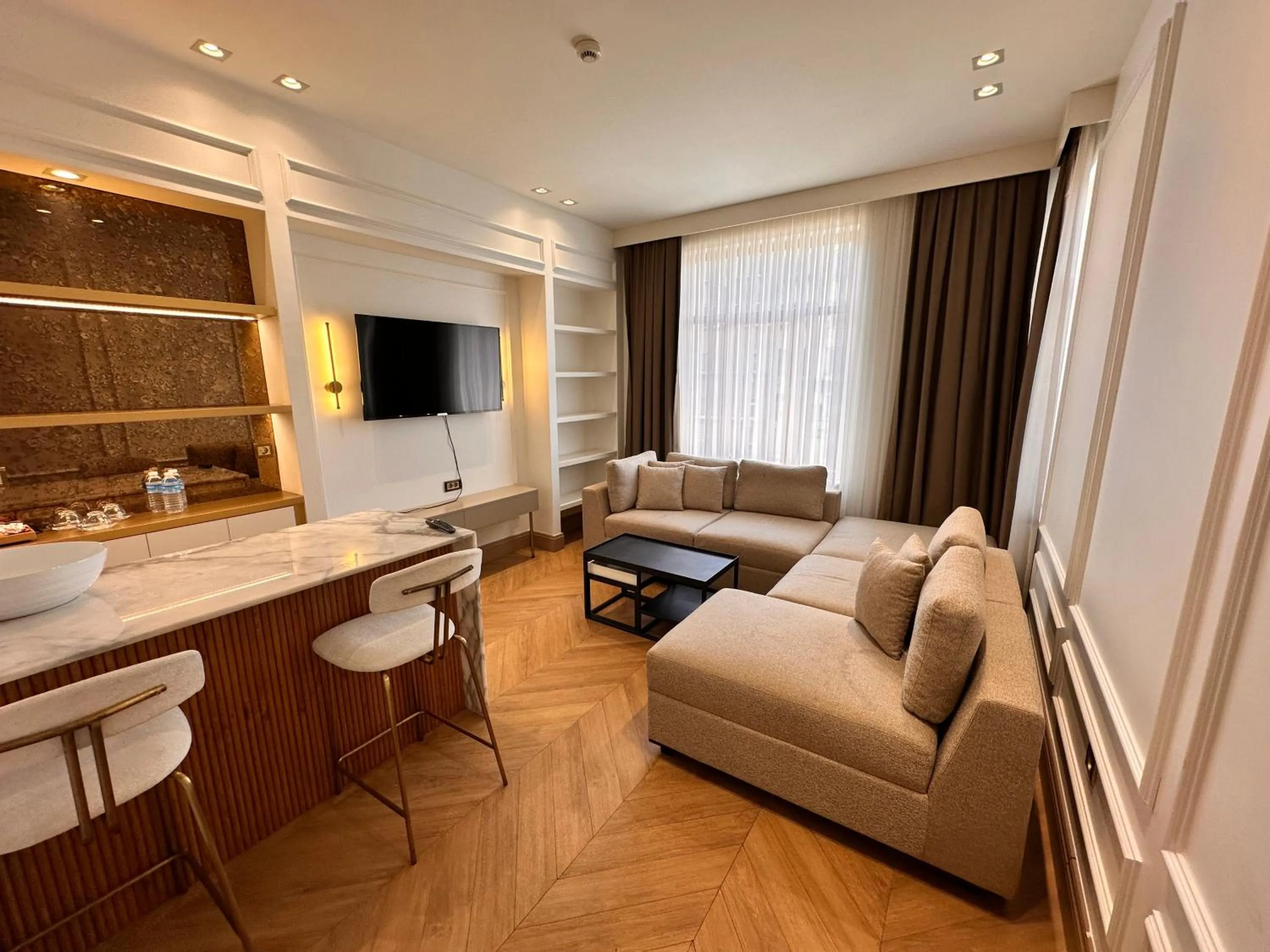 Communal lounge/ TV room in Taksim Bosphorus Hotel