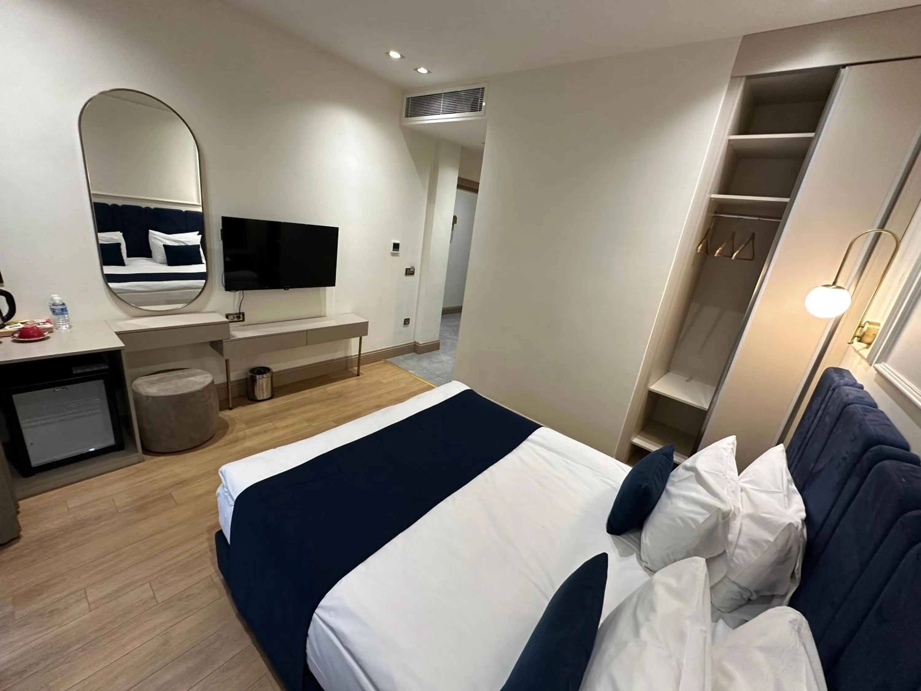 Photo of the whole room, Bed in Taksim Bosphorus Hotel