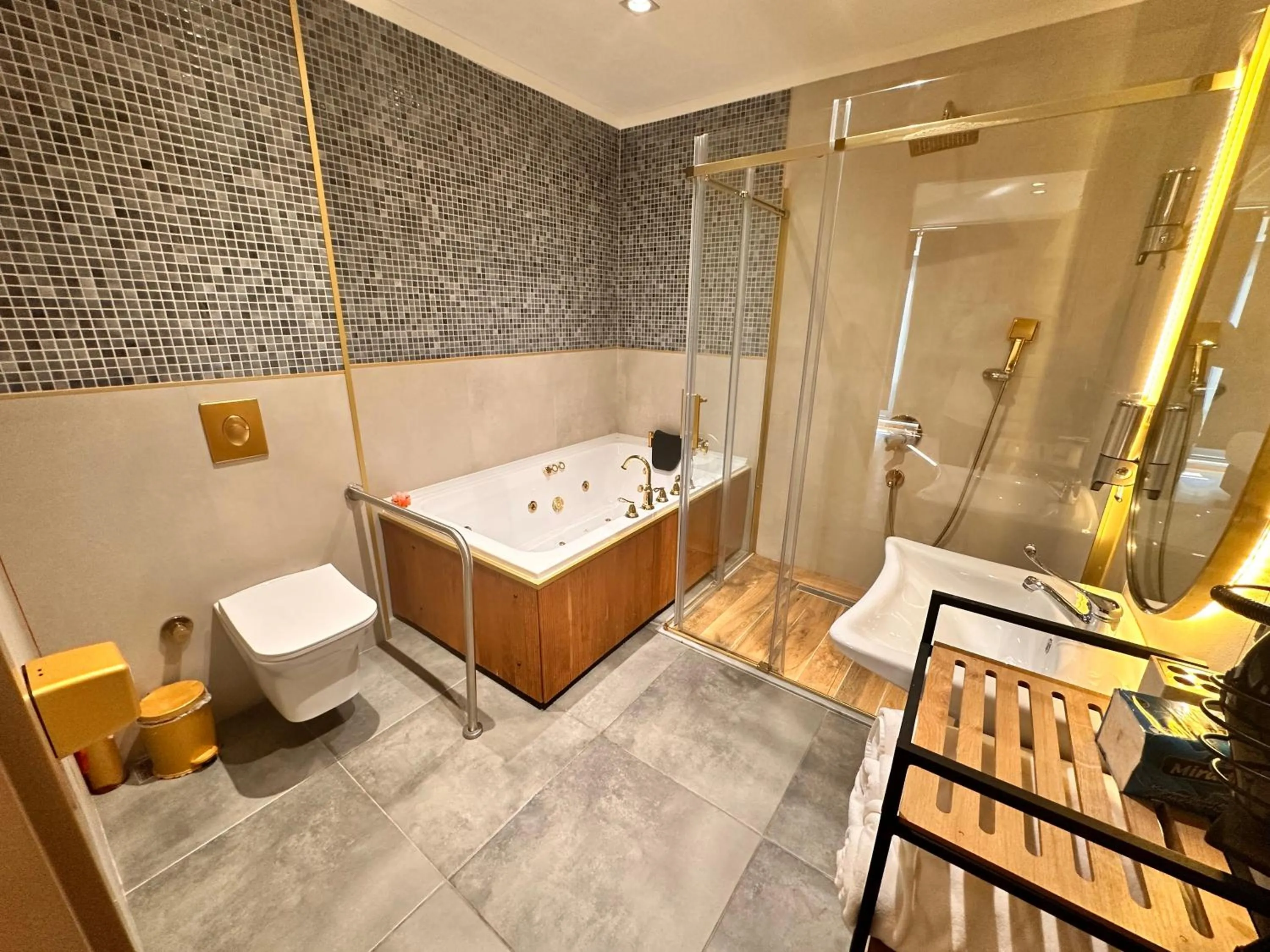 Shower in Taksim Bosphorus Hotel