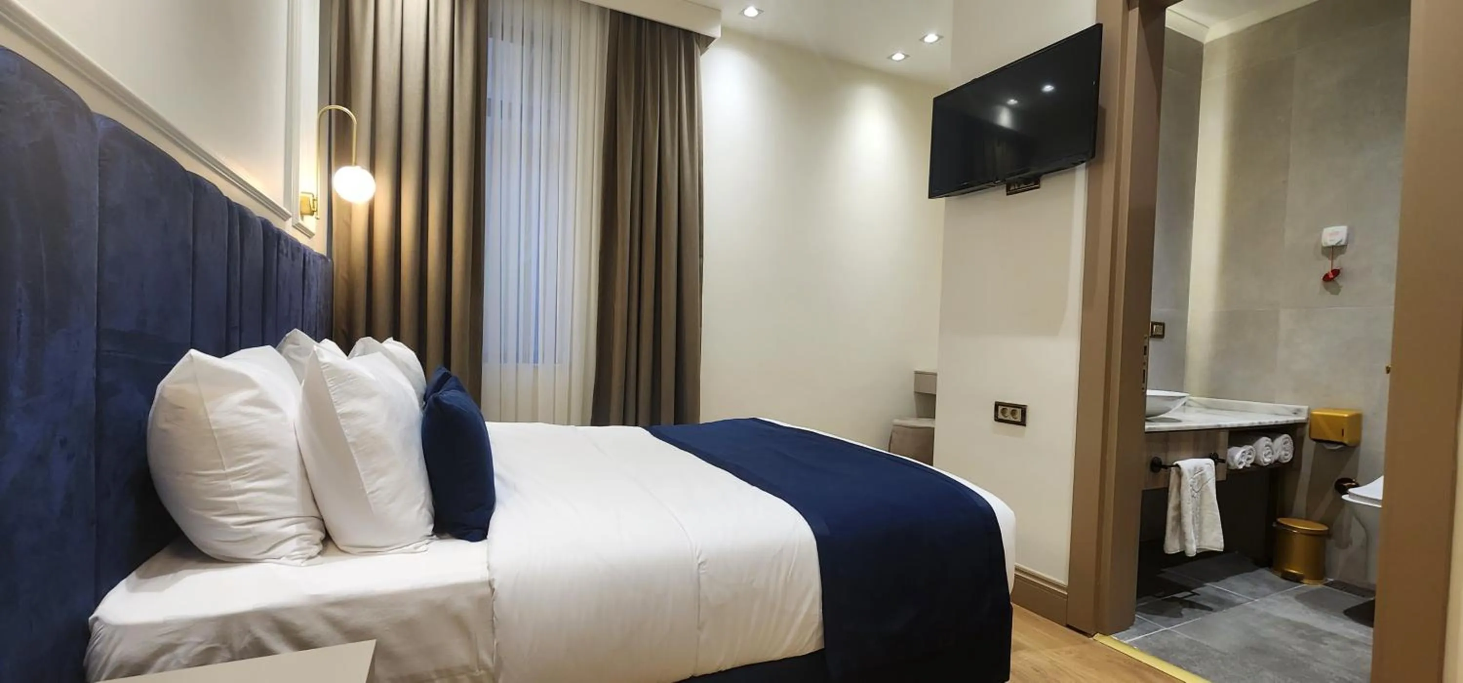 Bed in Taksim Bosphorus Hotel