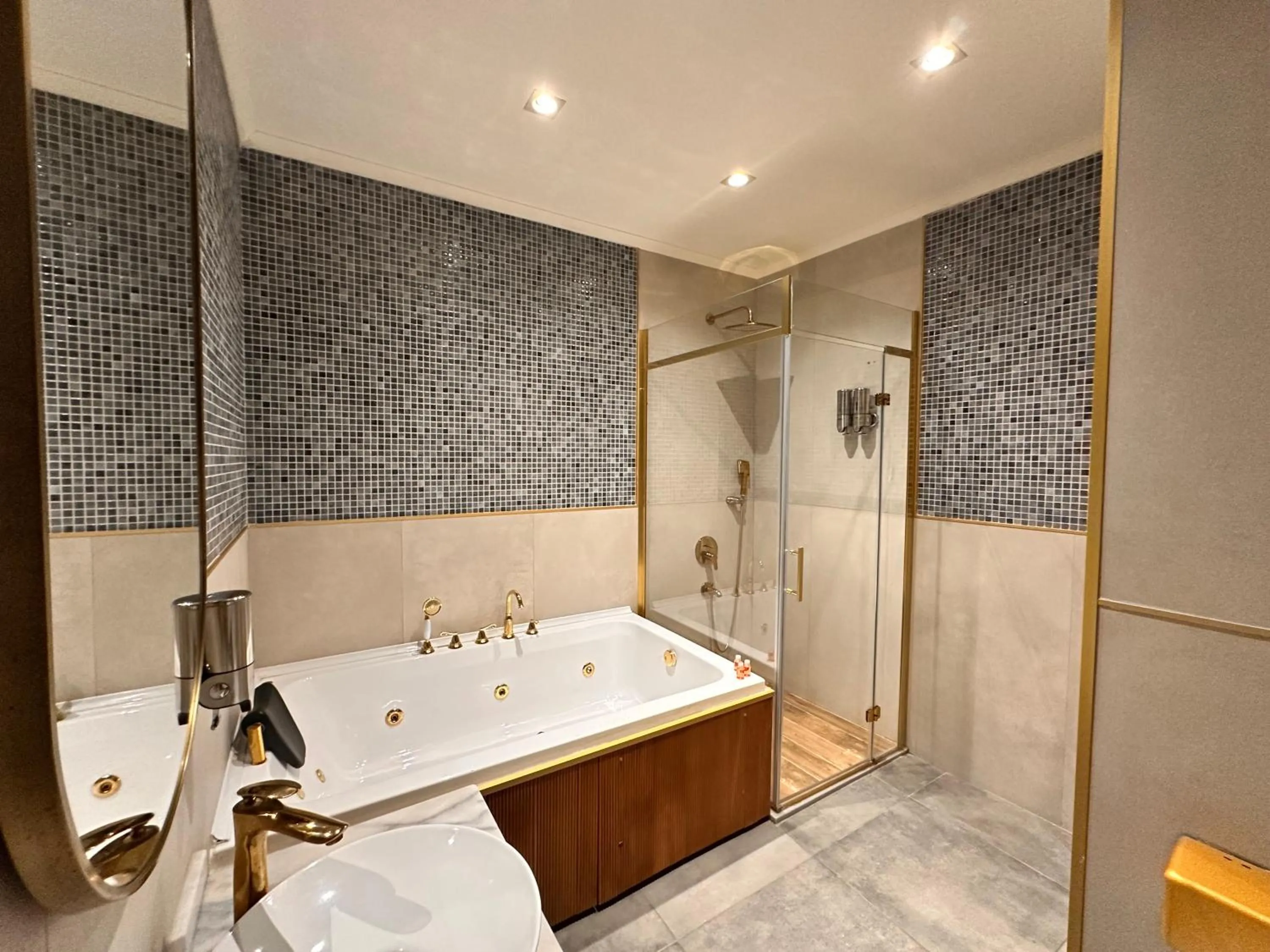 Shower in Taksim Bosphorus Hotel