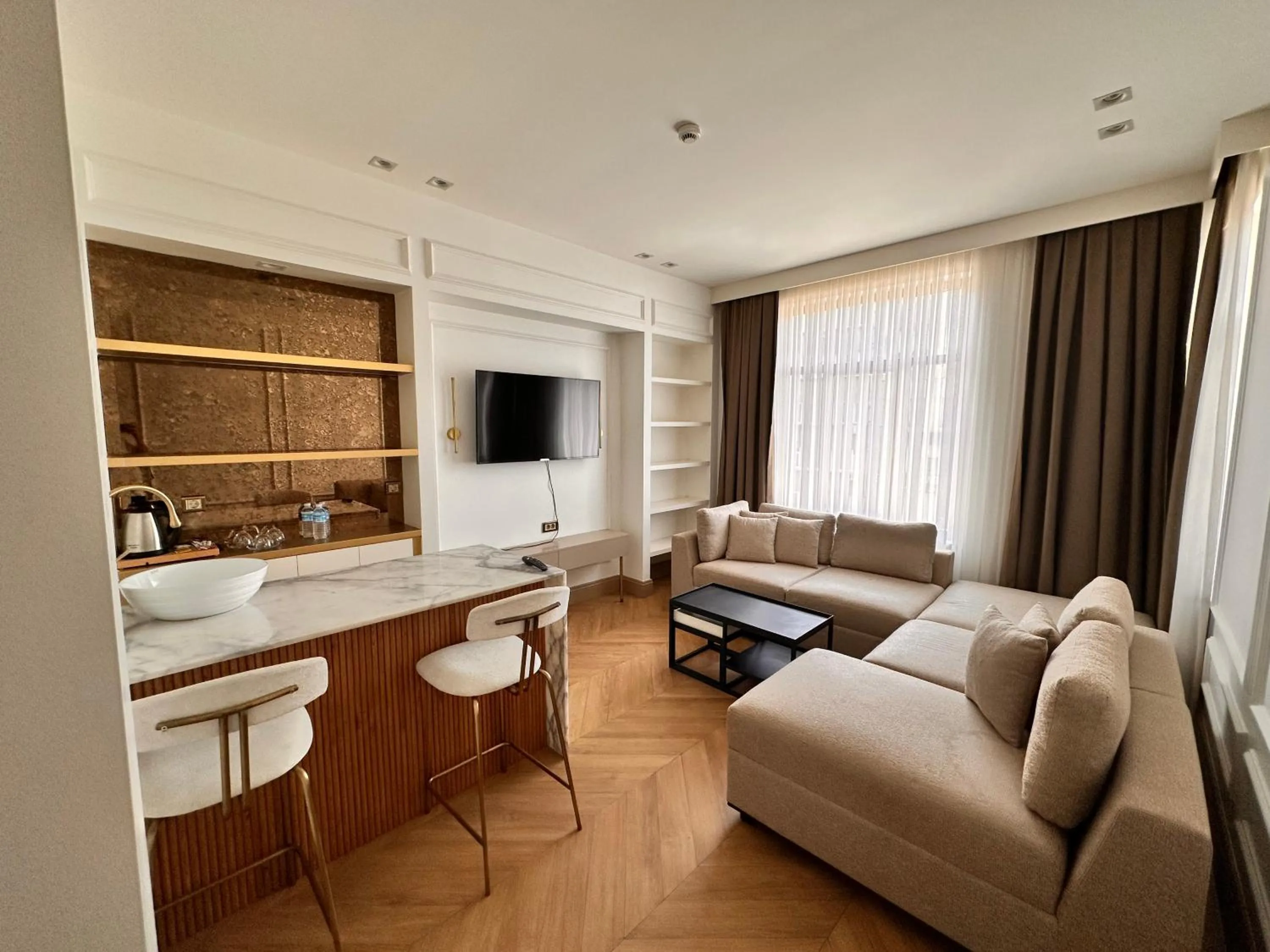 Communal lounge/ TV room in Taksim Bosphorus Hotel