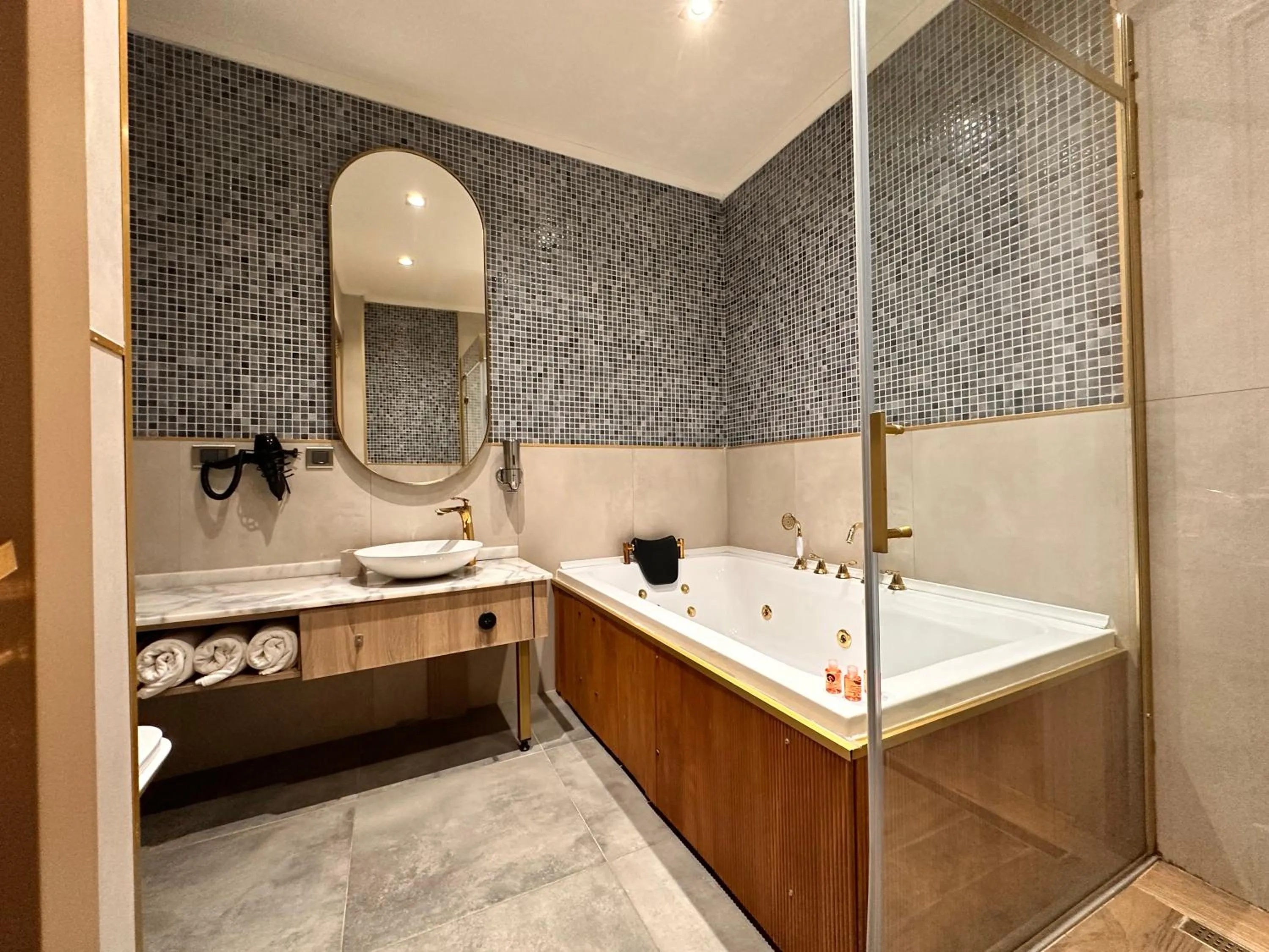 Shower in Taksim Bosphorus Hotel