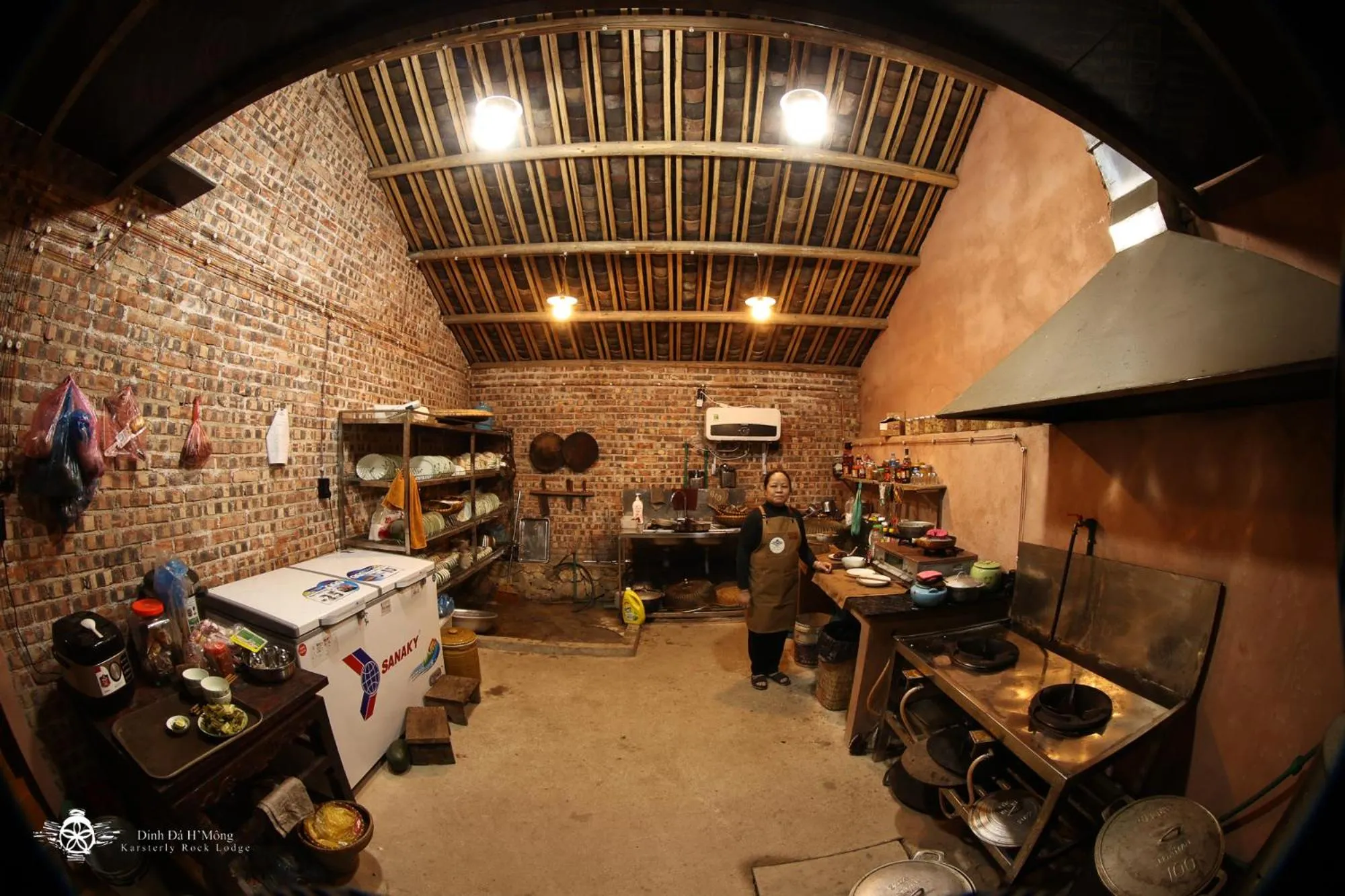 Communal kitchen in Dinh Đá H'Mông - Karsterly Rock Lodge