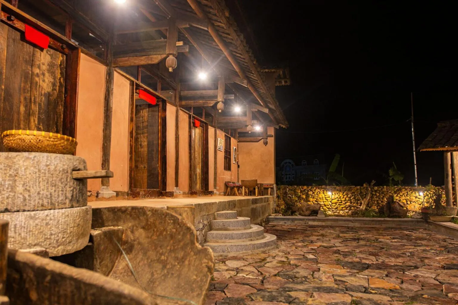 Night in Dinh Đá H'Mông - Karsterly Rock Lodge