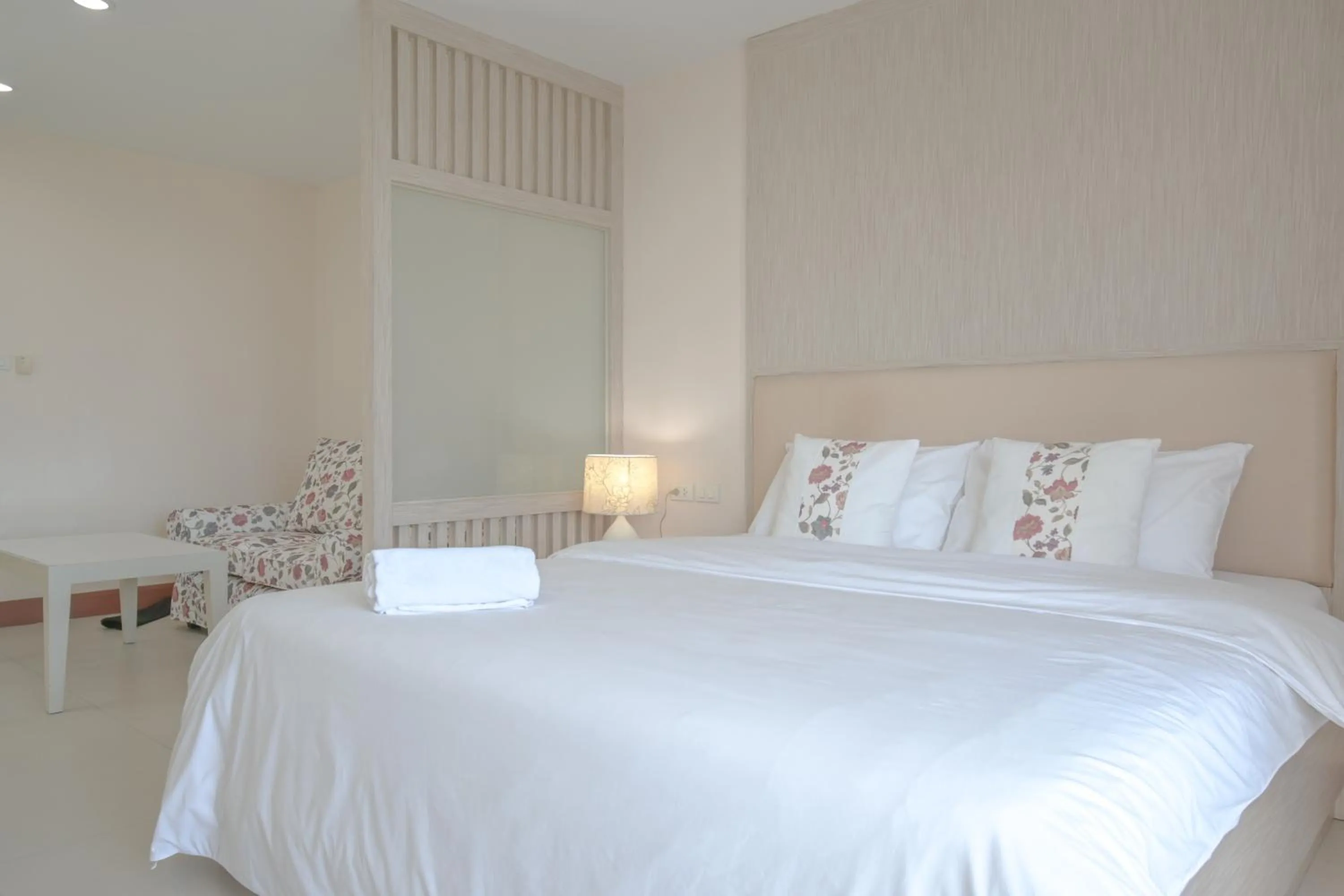 Bed in Shamrock Hotel Pattaya