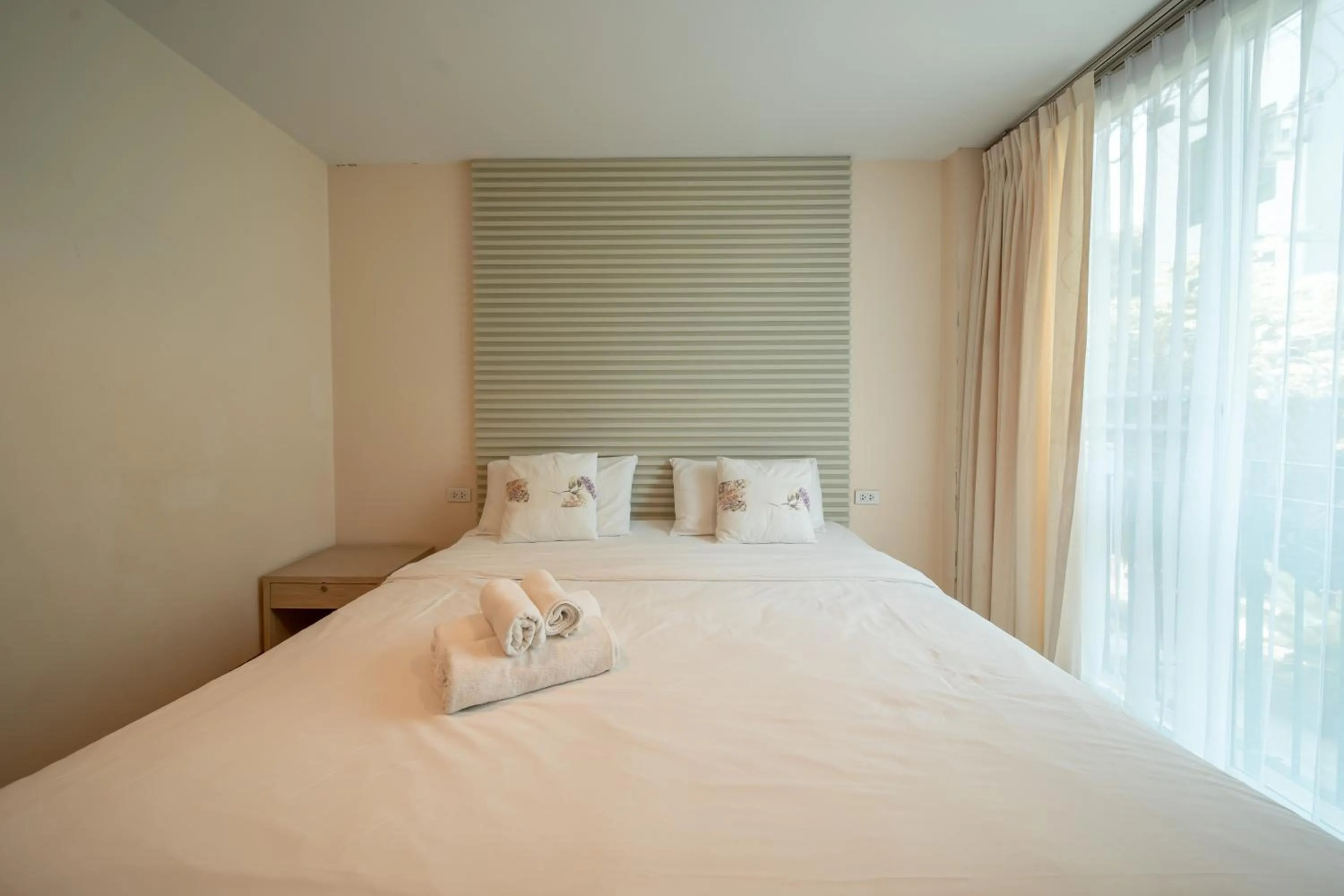 Bed in Shamrock Hotel Pattaya