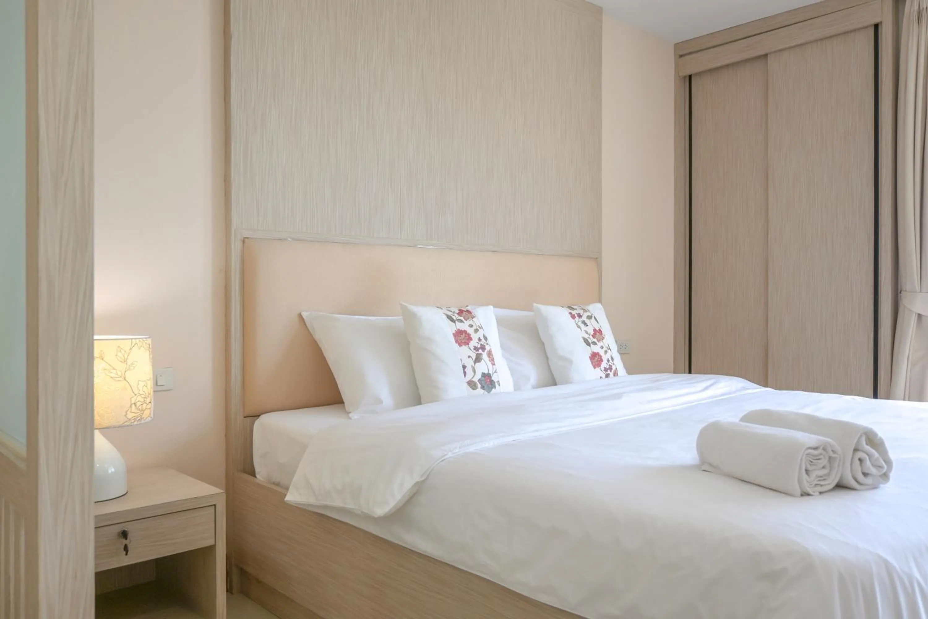 Bed in Shamrock Hotel Pattaya